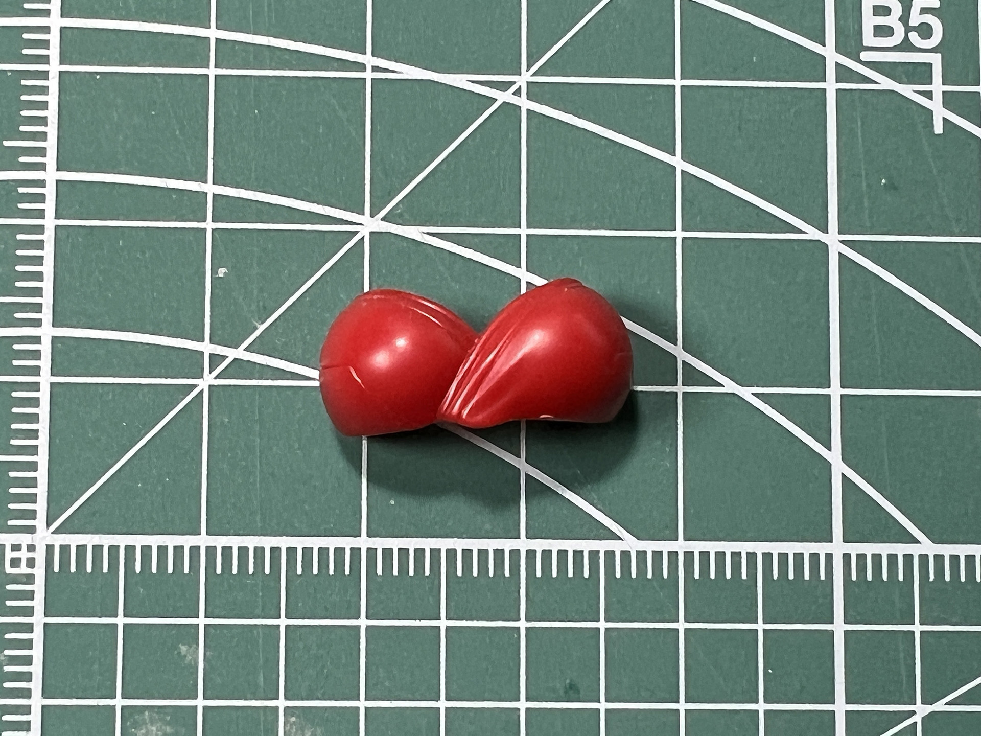 胸パーツは縫い目のような水転写デカールを貼りつける