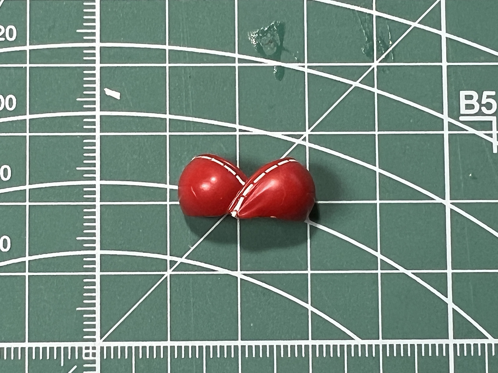 胸パーツは縫い目のような水転写デカールを貼りつける