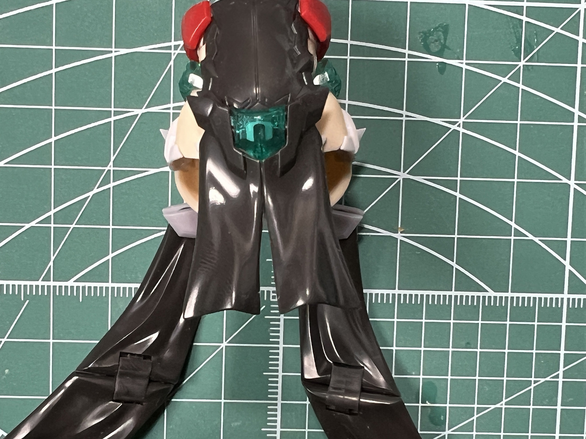 金糸の刺繍のようなデザインの水転写デカールで絢爛豪華な雰囲気に