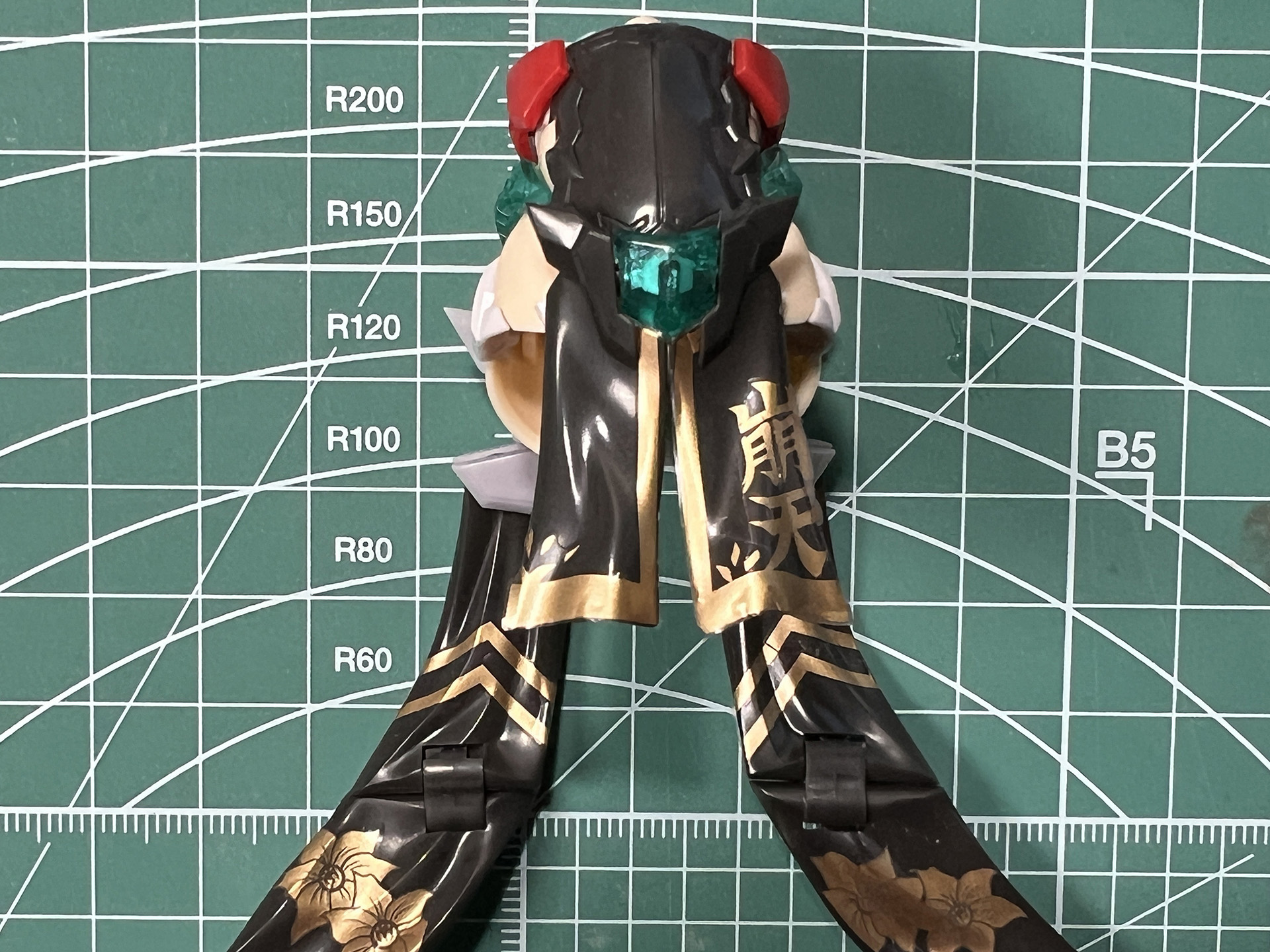 金糸の刺繍のようなデザインの水転写デカールで絢爛豪華な雰囲気に