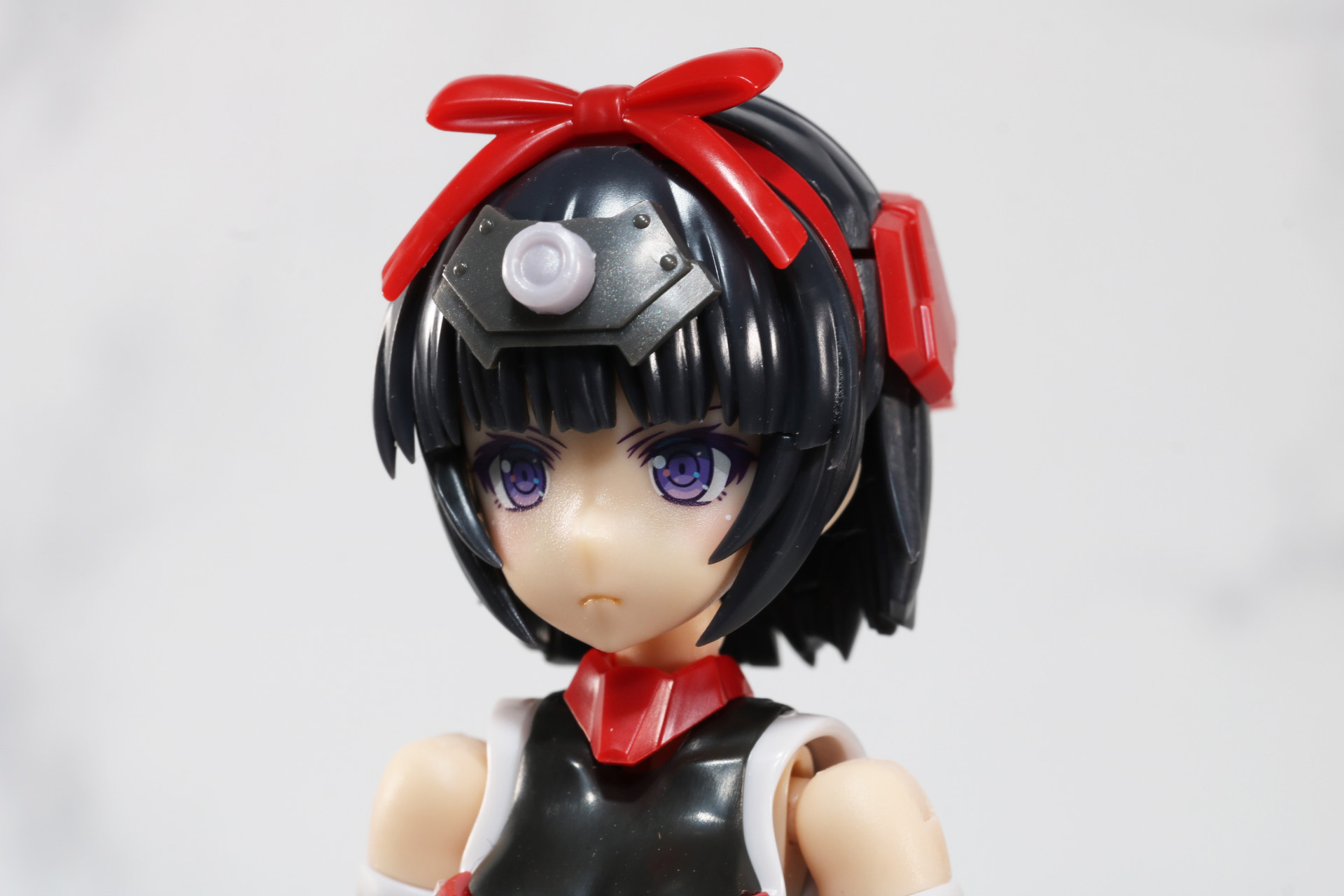 頭部は大きなリボンに額当てで可愛らしくも凛々しい雰囲気