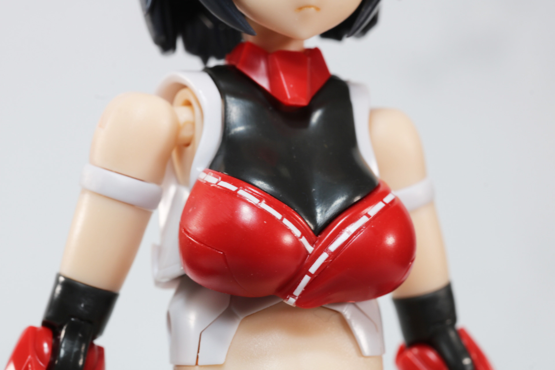 胸元は着物のようなデザイン。水転写デカールで縫い目でよりリアリティあるものに