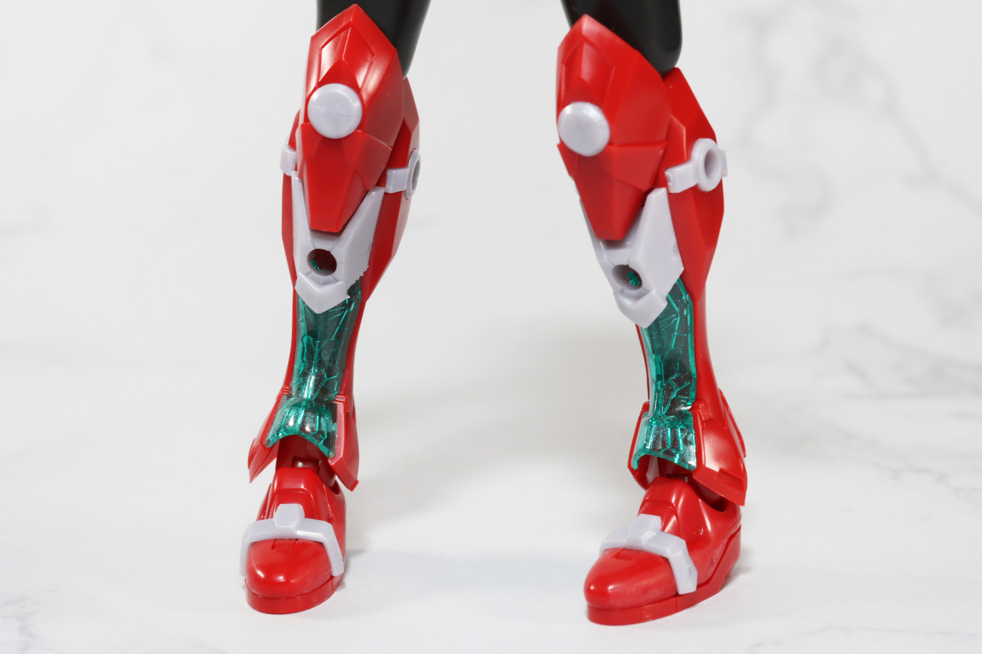 足のアーマーは細身のシルエット。前面にはクリアパーツが存在感を放つ