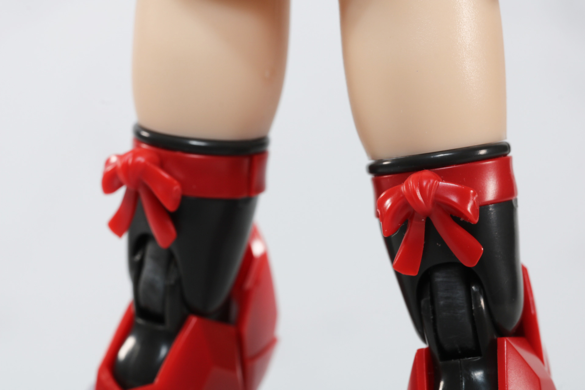 膝上には結び目があり、女の子らしさを取り入れている