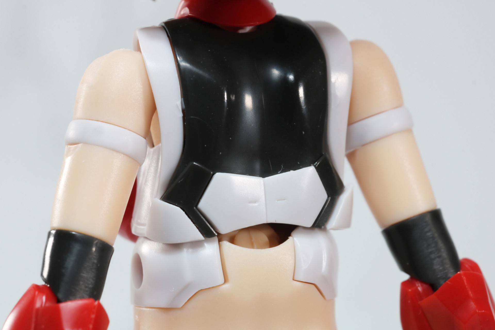 背中は細かいパーツの組み合わせで色分けされ、メカらしい衣装もうかがえる