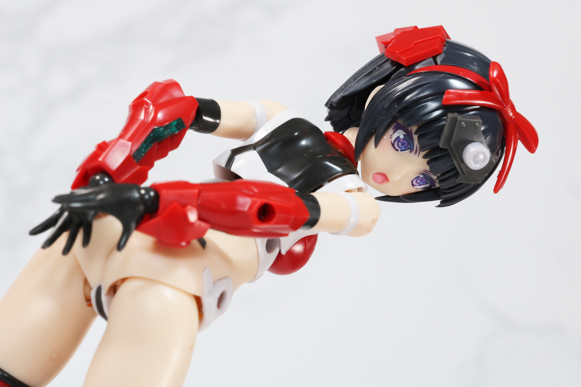 後ろに手を回すこともでき、恥ずかしがる表現も