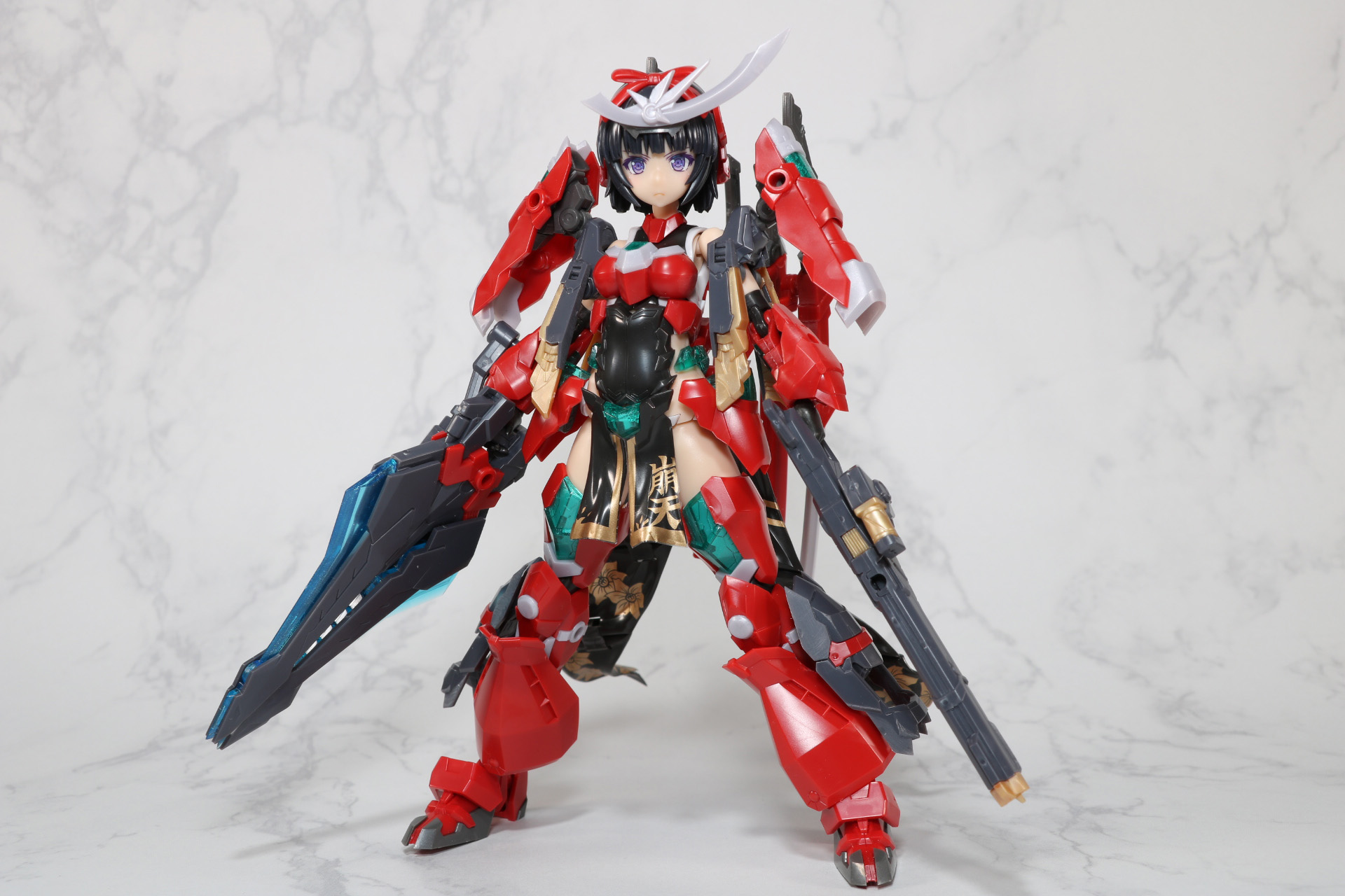 アーマー、武装が追加され、重厚感溢れるデザインに