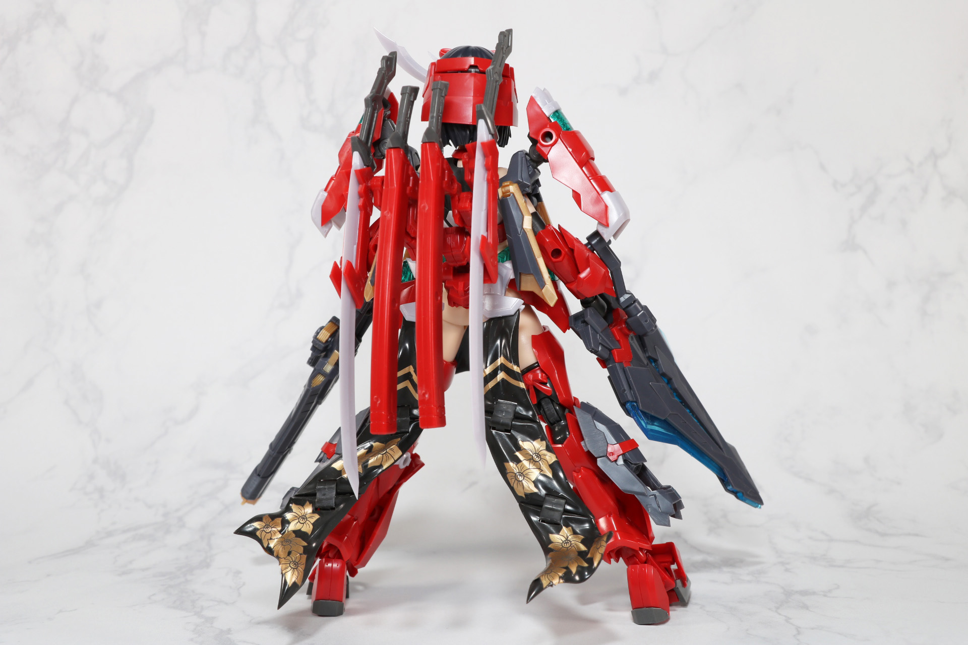 両肩の大袖のようなブースター、胸部もアーマーが追加されボリュームアップ