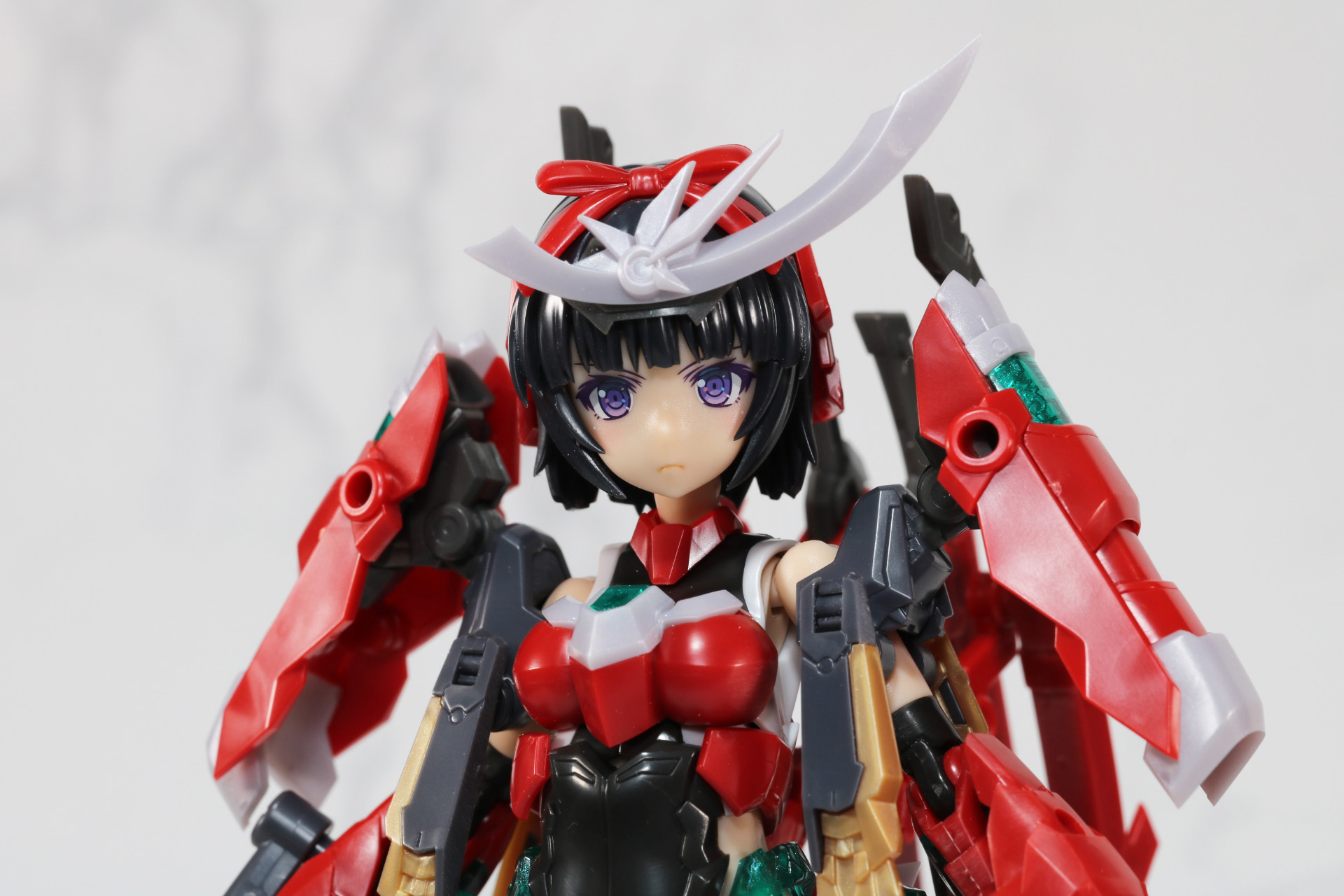 両肩の大袖のようなブースター、胸部もアーマーが追加されボリュームアップ