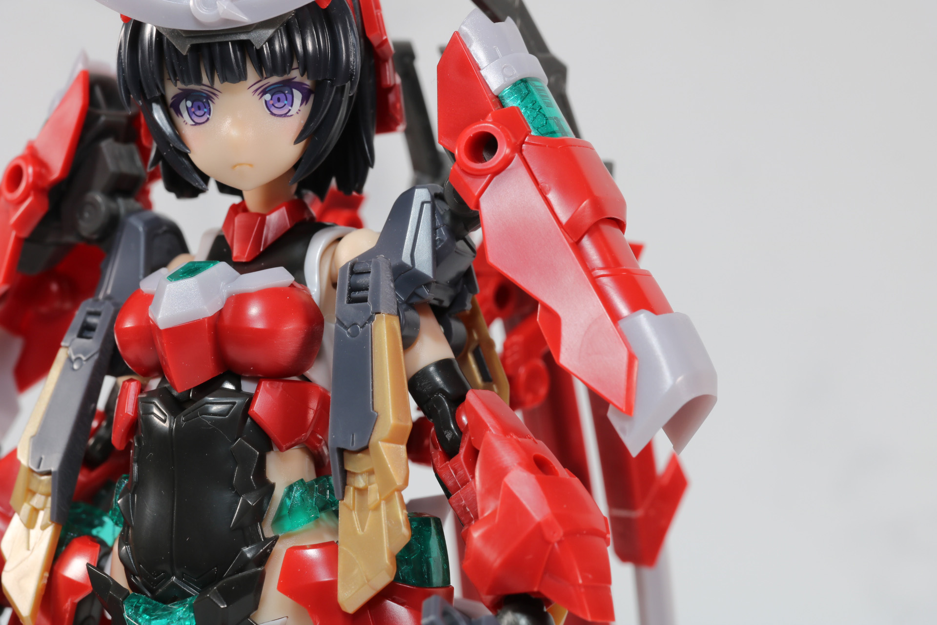 陣羽織のように垂れるアーマーは可動する。なお、この個体だけの問題なのか、右肩背面のアーマーが取れやすくなっていた