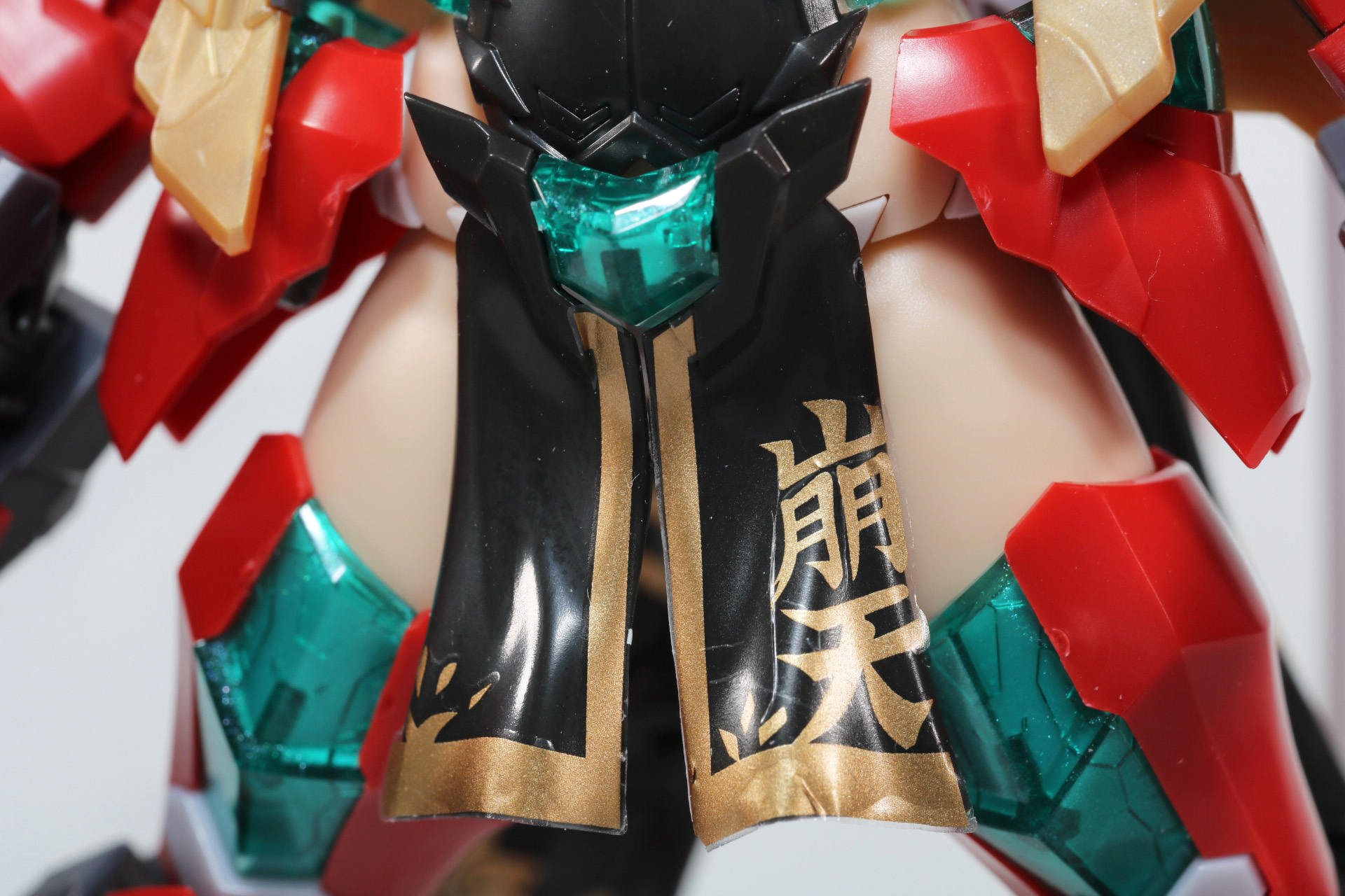 前垂れは水転写デカールで存在感を放つ