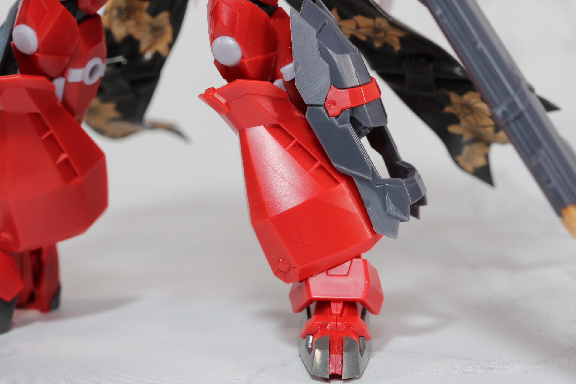 足には装甲とブースターが追加。袴のような広がりを見せるデザインとなっている