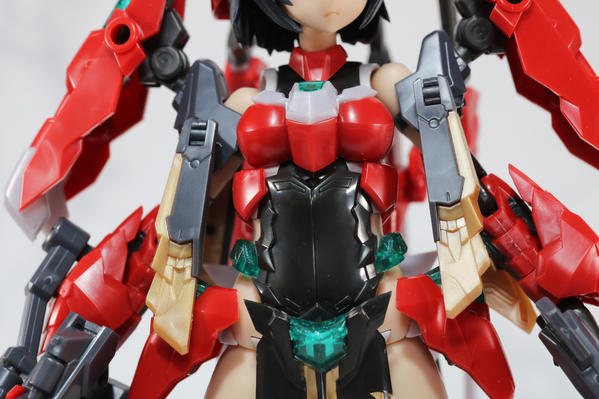 お腹部分もアーマーで覆われ、脇、サイドにもアーマーが追加されている