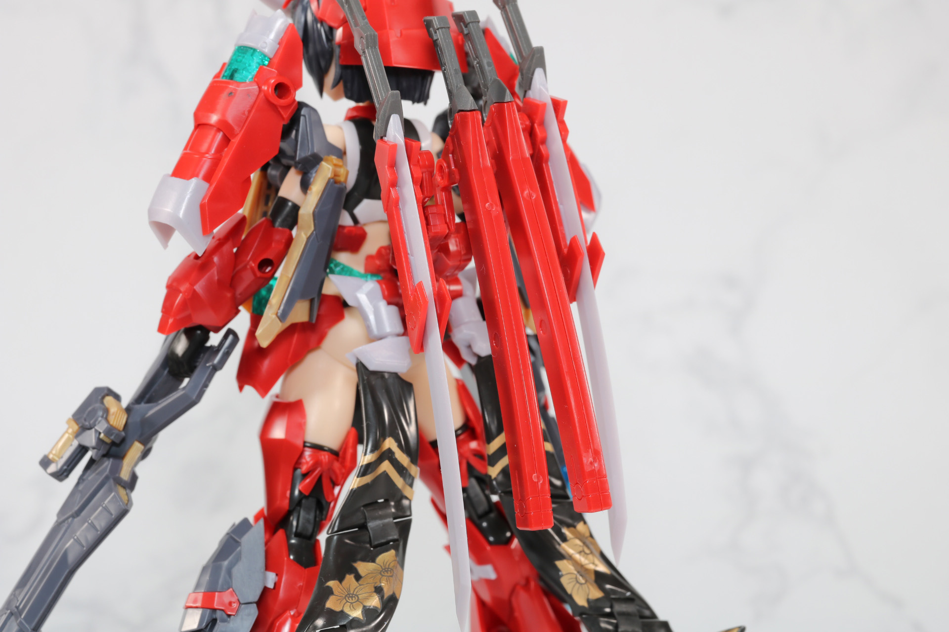 「テンカイ」、「サツガ」を収納した背部フレームは4本の刀を収める独特のデザイン