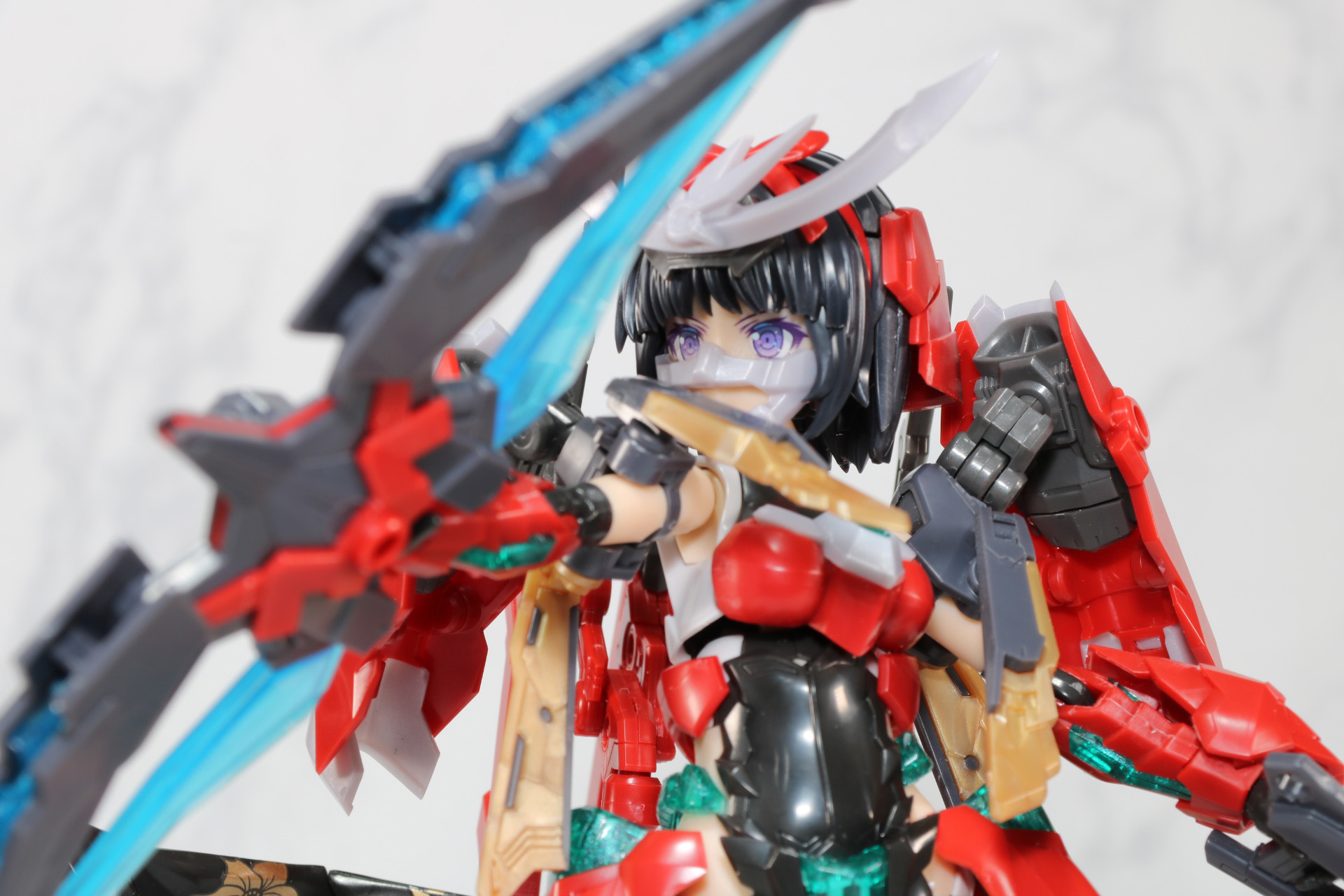 大太刀型「テンカイ」を手に、脇差型の「サツガ」を付けた「オオトリ」を構えて接近戦