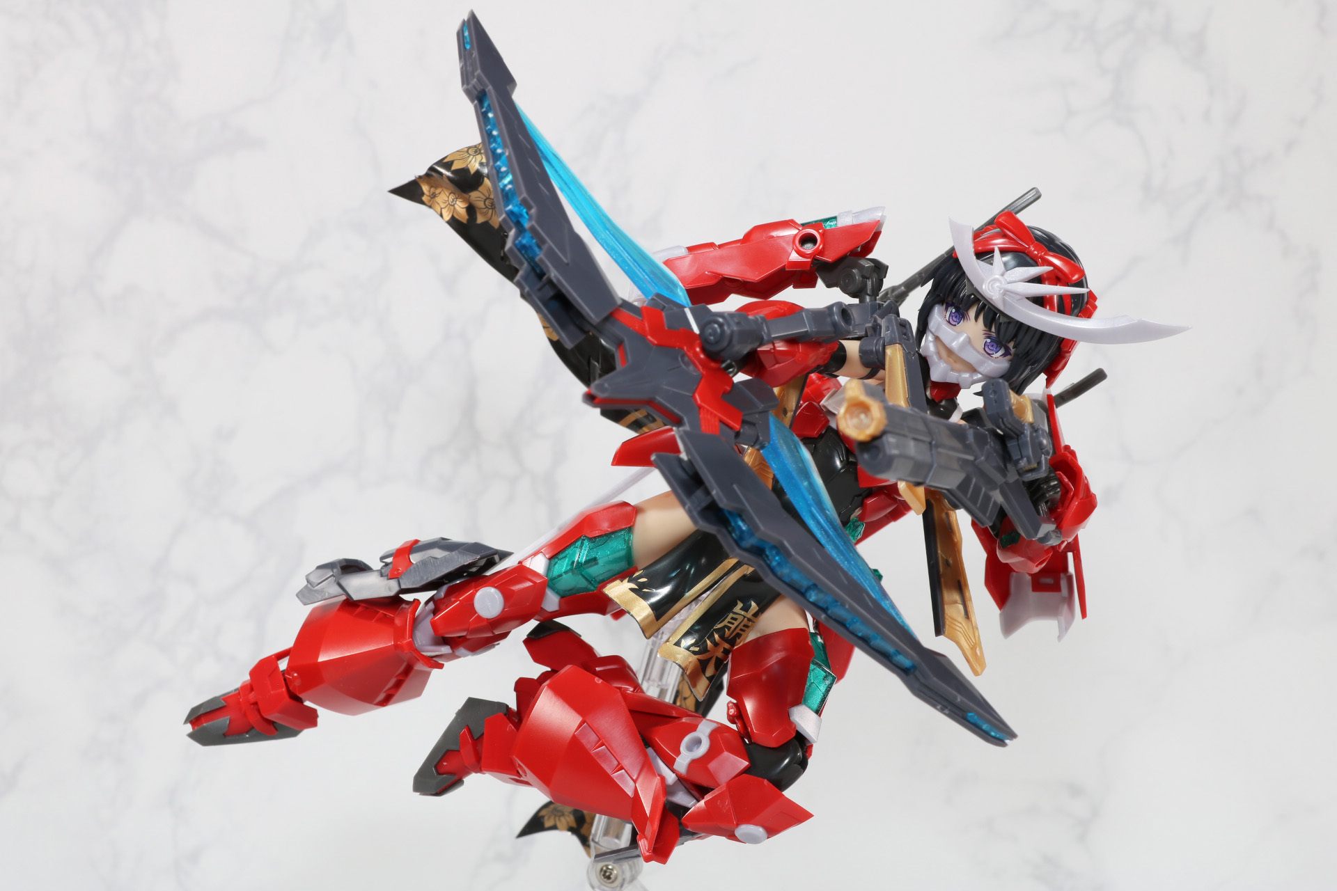 大太刀型「テンカイ」を手に、脇差型の「サツガ」を付けた「オオトリ」を構えて接近戦