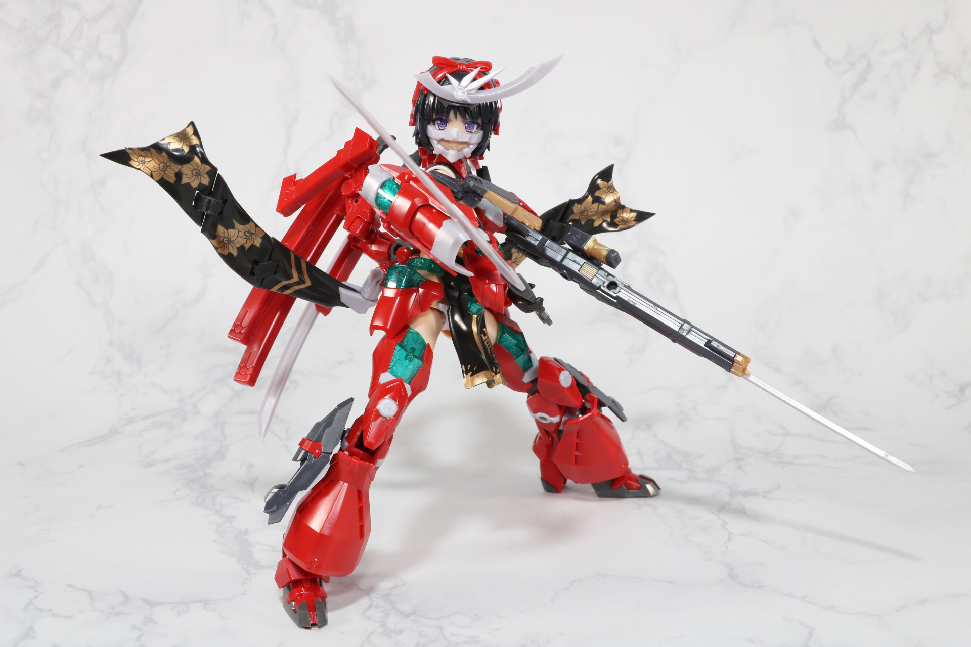 大太刀型「テンカイ」を手に、脇差型の「サツガ」を付けた「オオトリ」を構えて接近戦