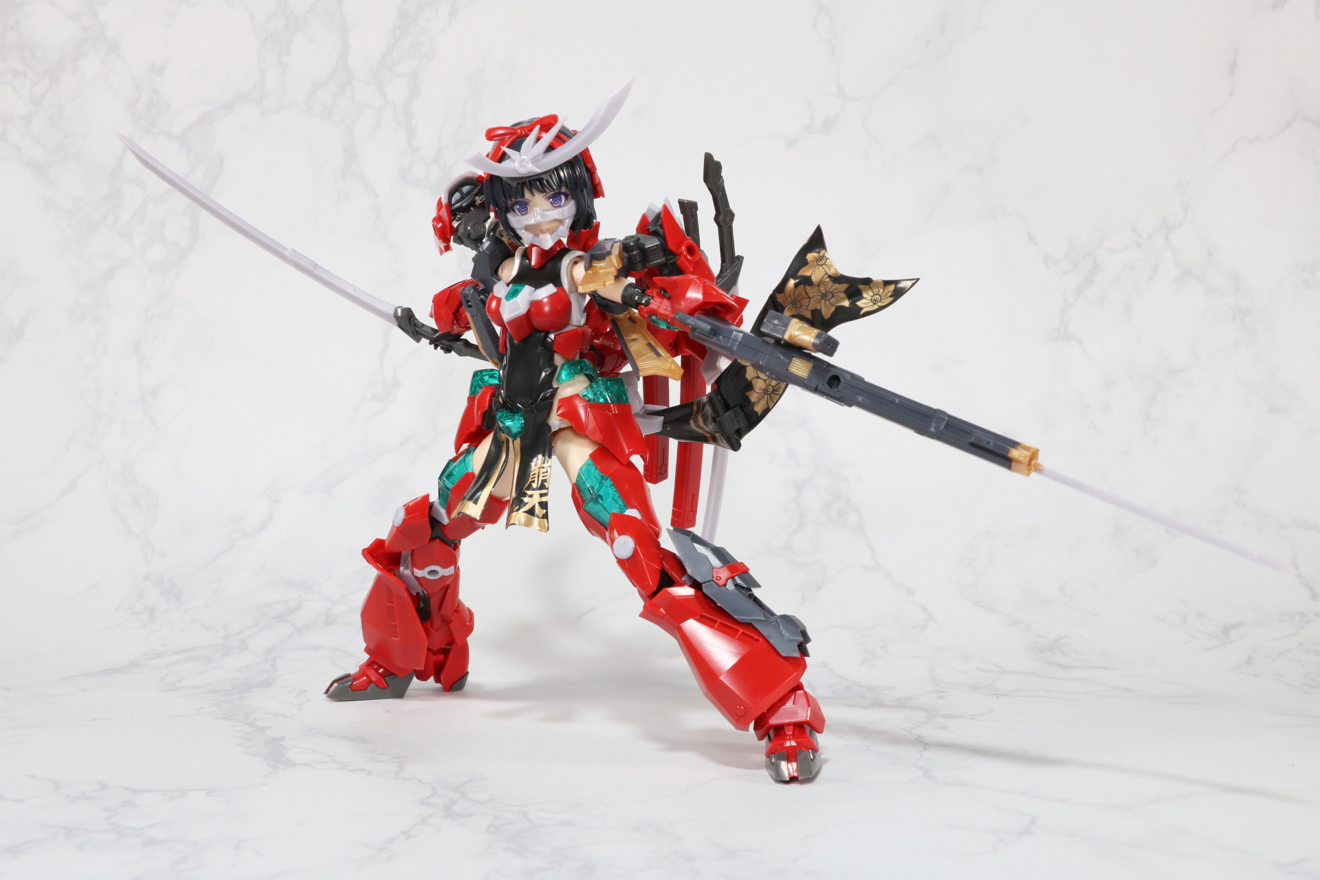 片膝立ちのポーズも可能