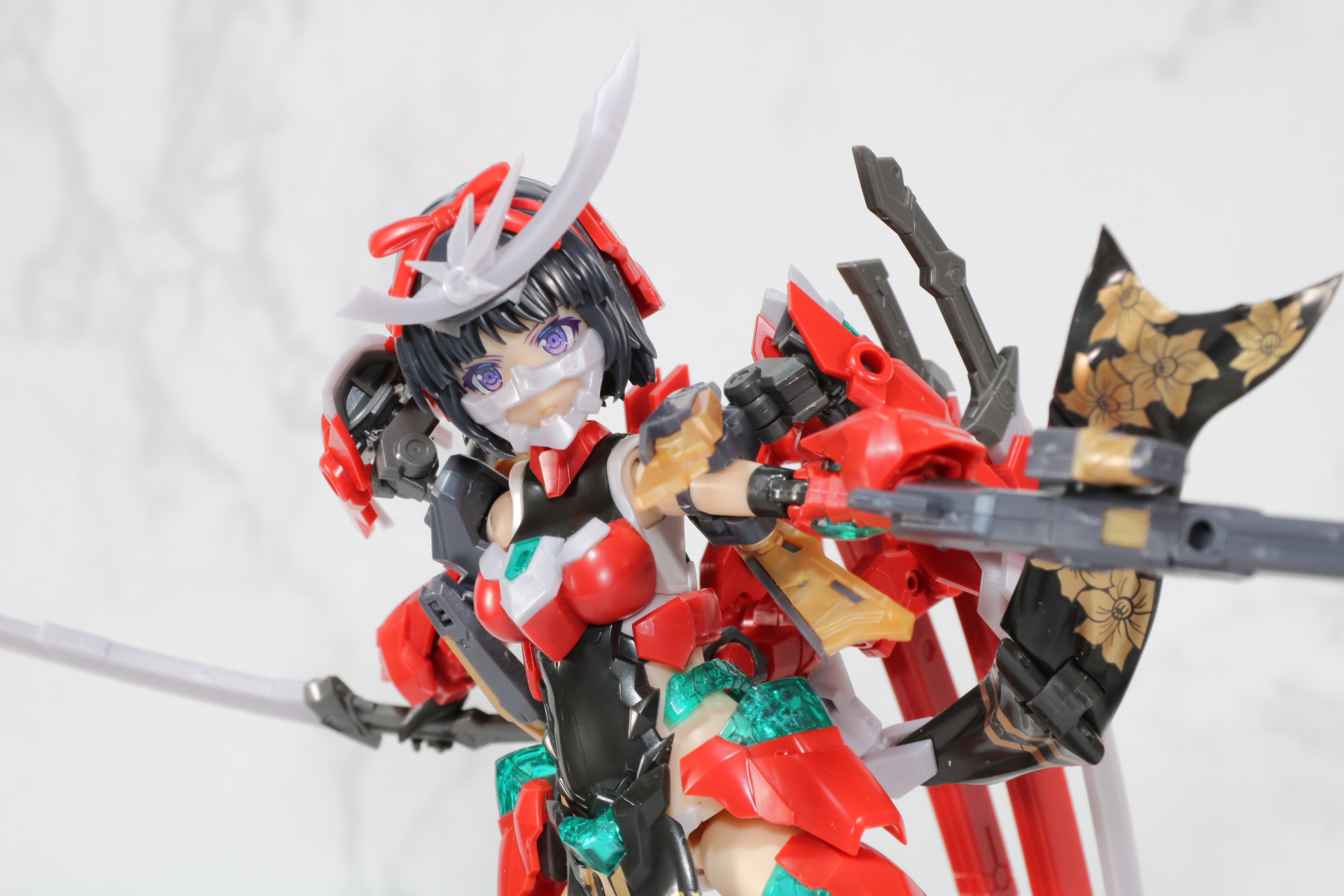 片膝立ちのポーズも可能