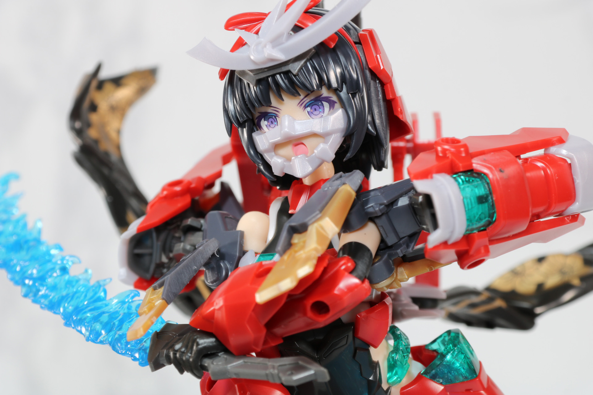 マスクをつけた状態でも叫び顔の口元がしっかりと見える