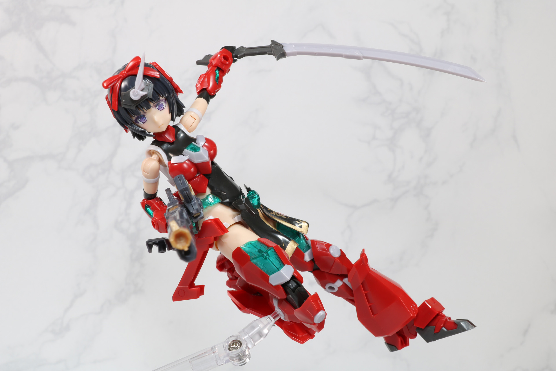 脚部のアーマーなどを組み替えですっきりとしたスタイル。ロングヘアで背面のボリュームもある