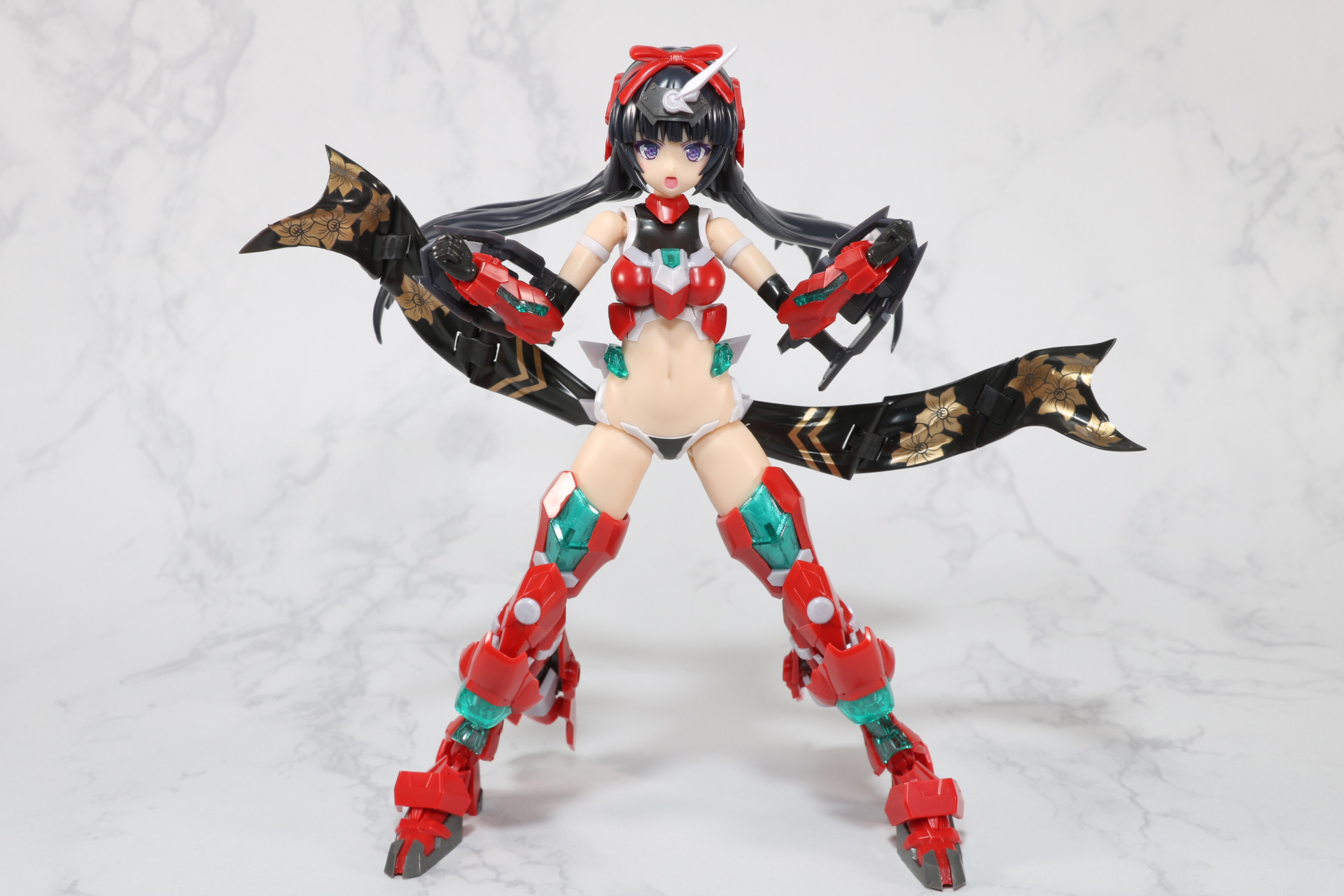 脚部のアーマーなどを組み替えですっきりとしたスタイル。ロングヘアで背面のボリュームもある