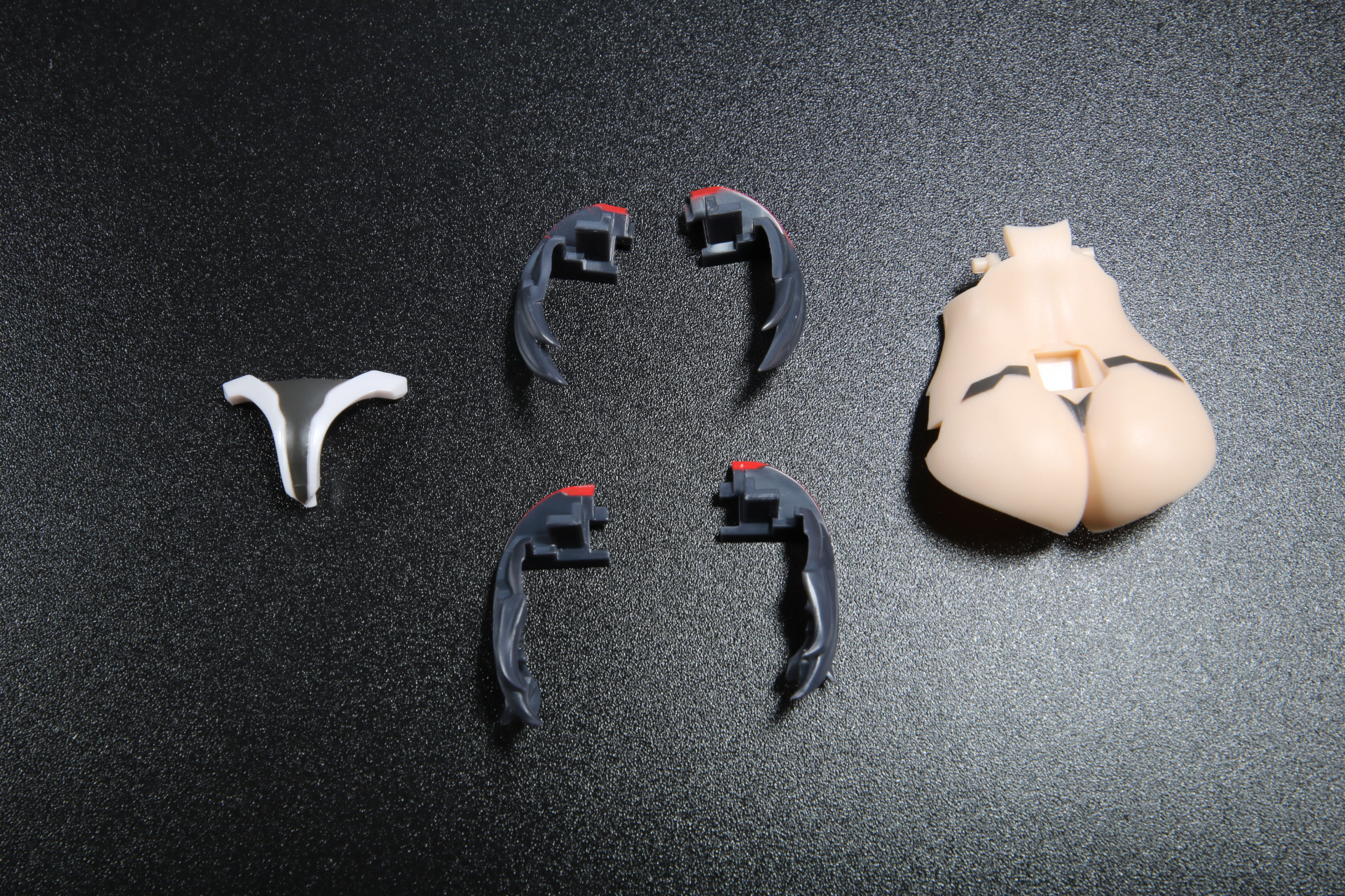 塗装済みパーツは髪パーツと胴体、下半身となっている