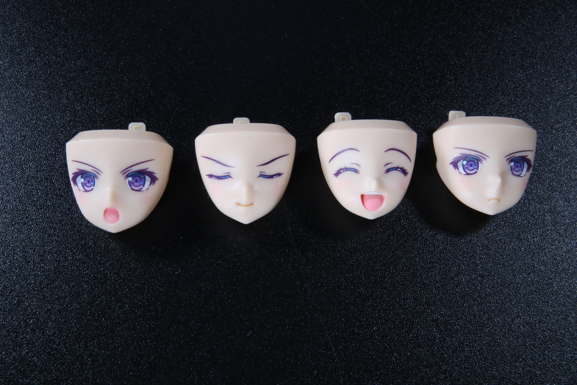 フェイスパーツ。左から叫び正面顔、目閉じ微笑顔、にっこり笑顔、通常正面顔