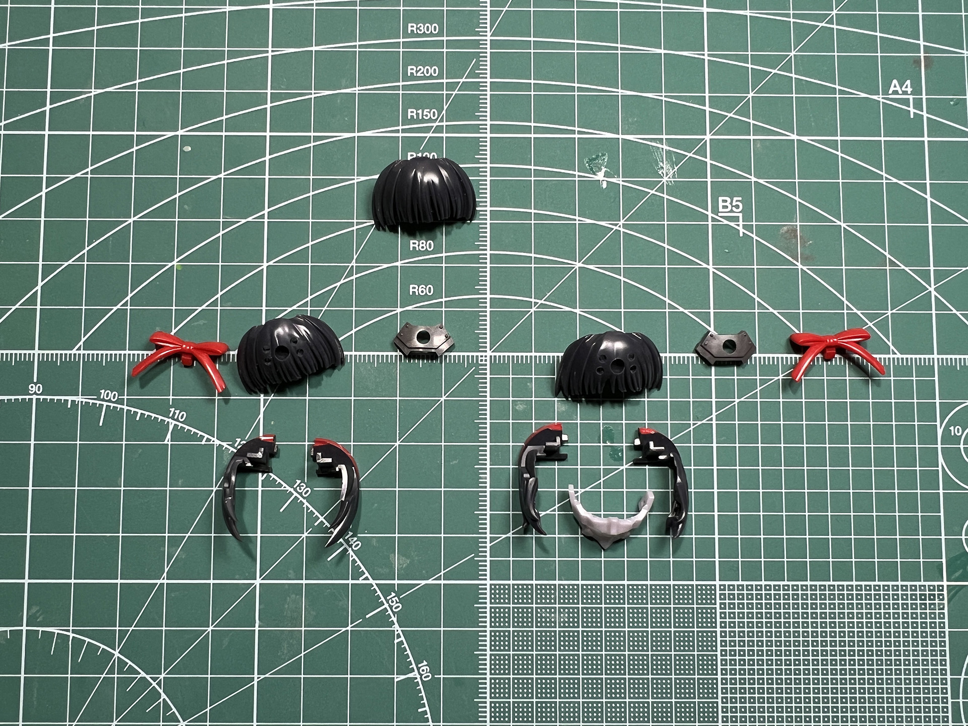 前髪パーツは2種類組み立てが可能。額当てのないものは組み替えで再現