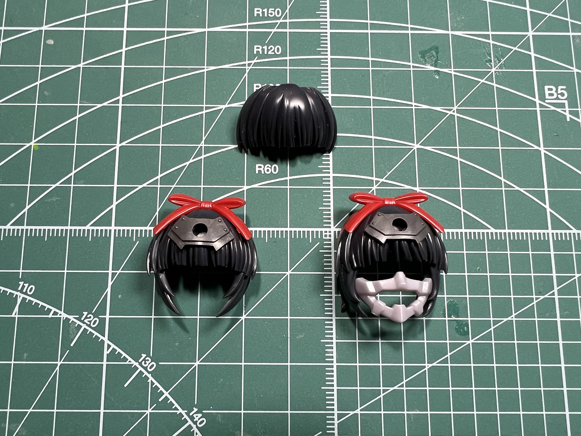 前髪パーツは2種類組み立てが可能。額当てのないものは組み替えで再現