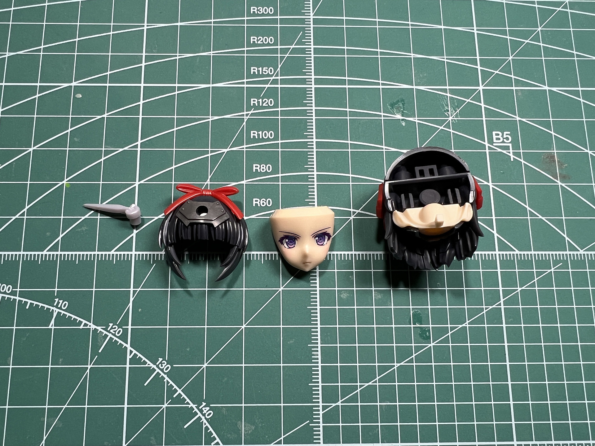 前髪、フェイスパーツ、後頭部を合わせることで頭部が完成