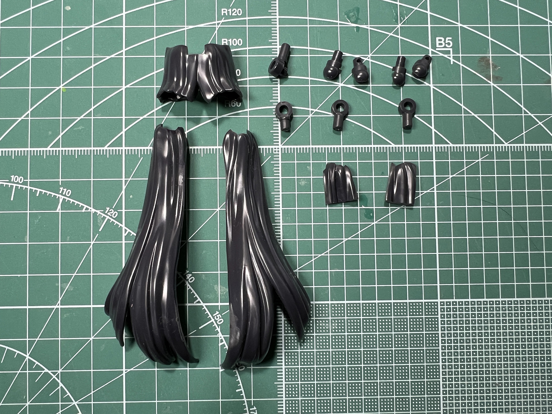 ロングヘアのパーツは軸パーツを備え、角度調整が可能