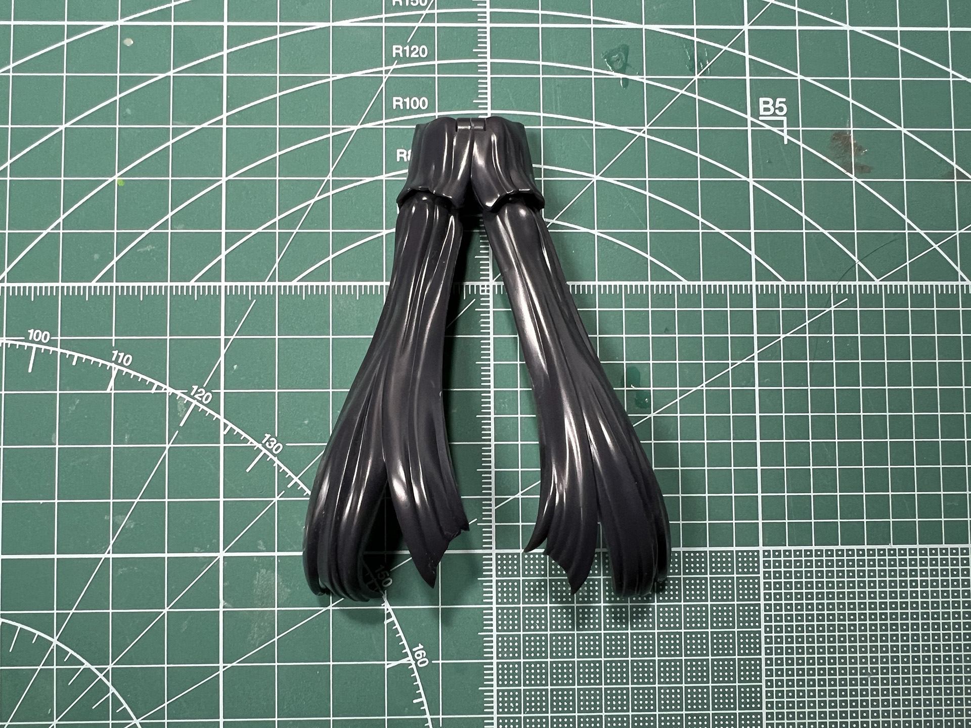 ロングヘアのパーツは軸パーツを備え、角度調整が可能