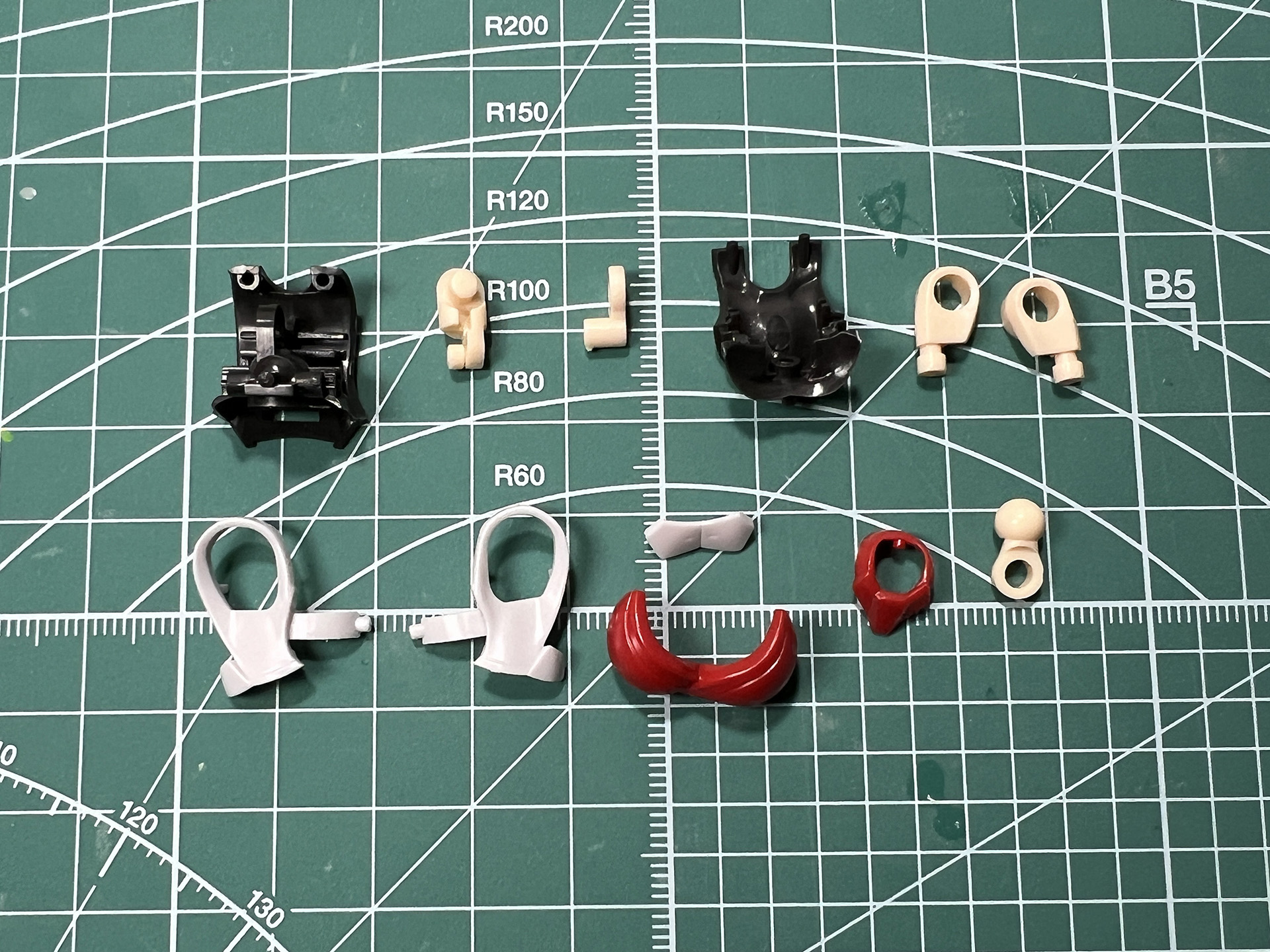 胸のパーツは肩に軸可動を備えている。首も前後左右への可動する