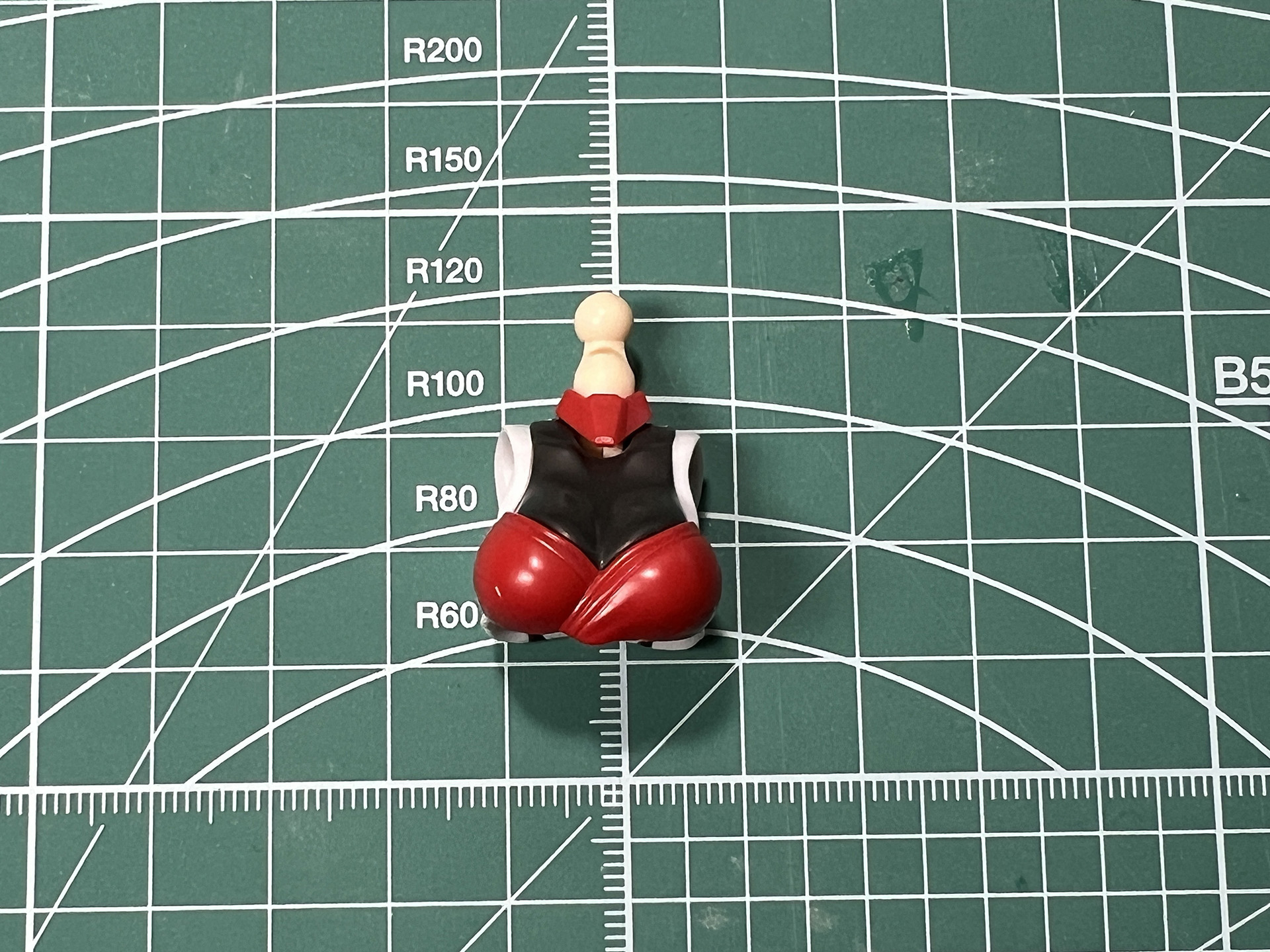 胸のパーツは肩に軸可動を備えている。首も前後左右への可動する