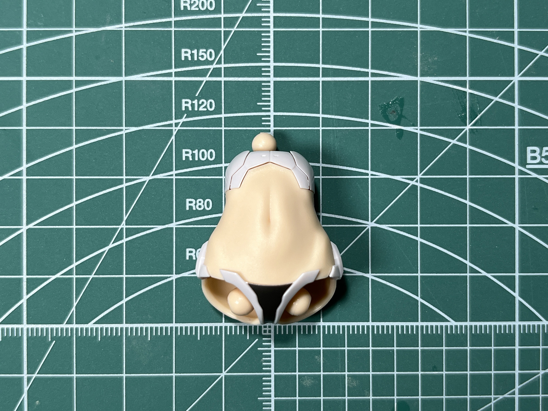 お腹パーツは肌色が多いが、サイドに軸受けを備えており拡張性のあるものとなっている