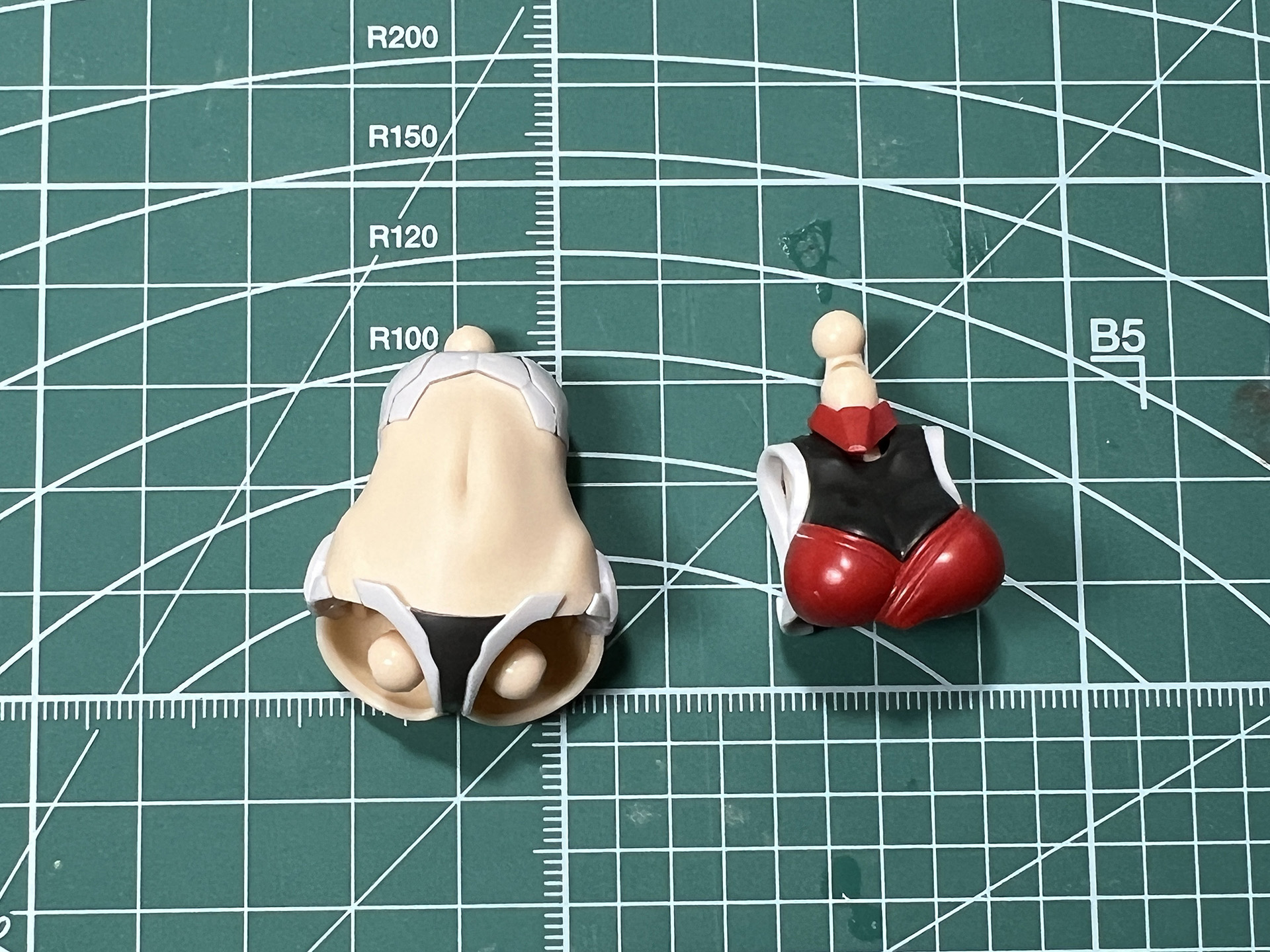 胸とお腹パーツを合わせて胴体が完成する