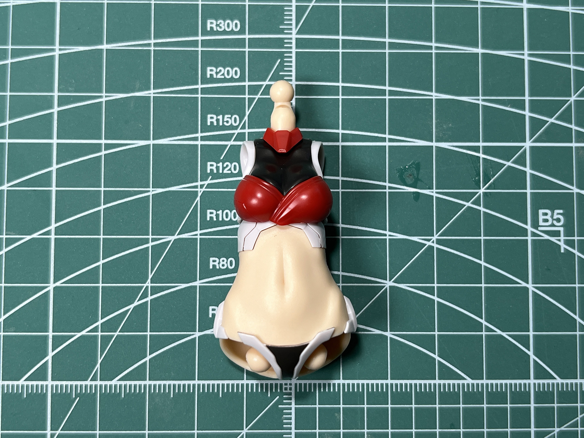 胸とお腹パーツを合わせて胴体が完成する