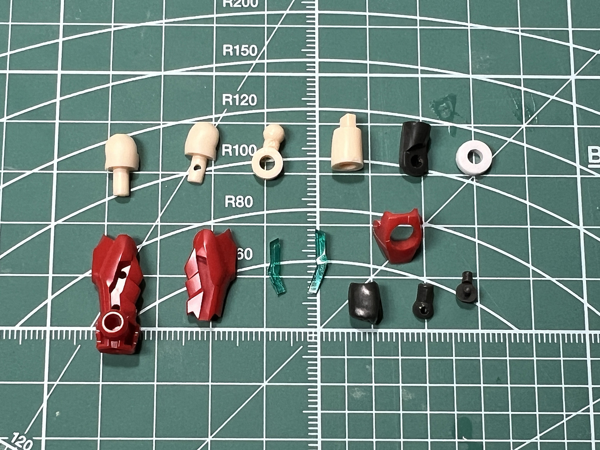 肌色の肩と手甲を備えたような前腕となっている