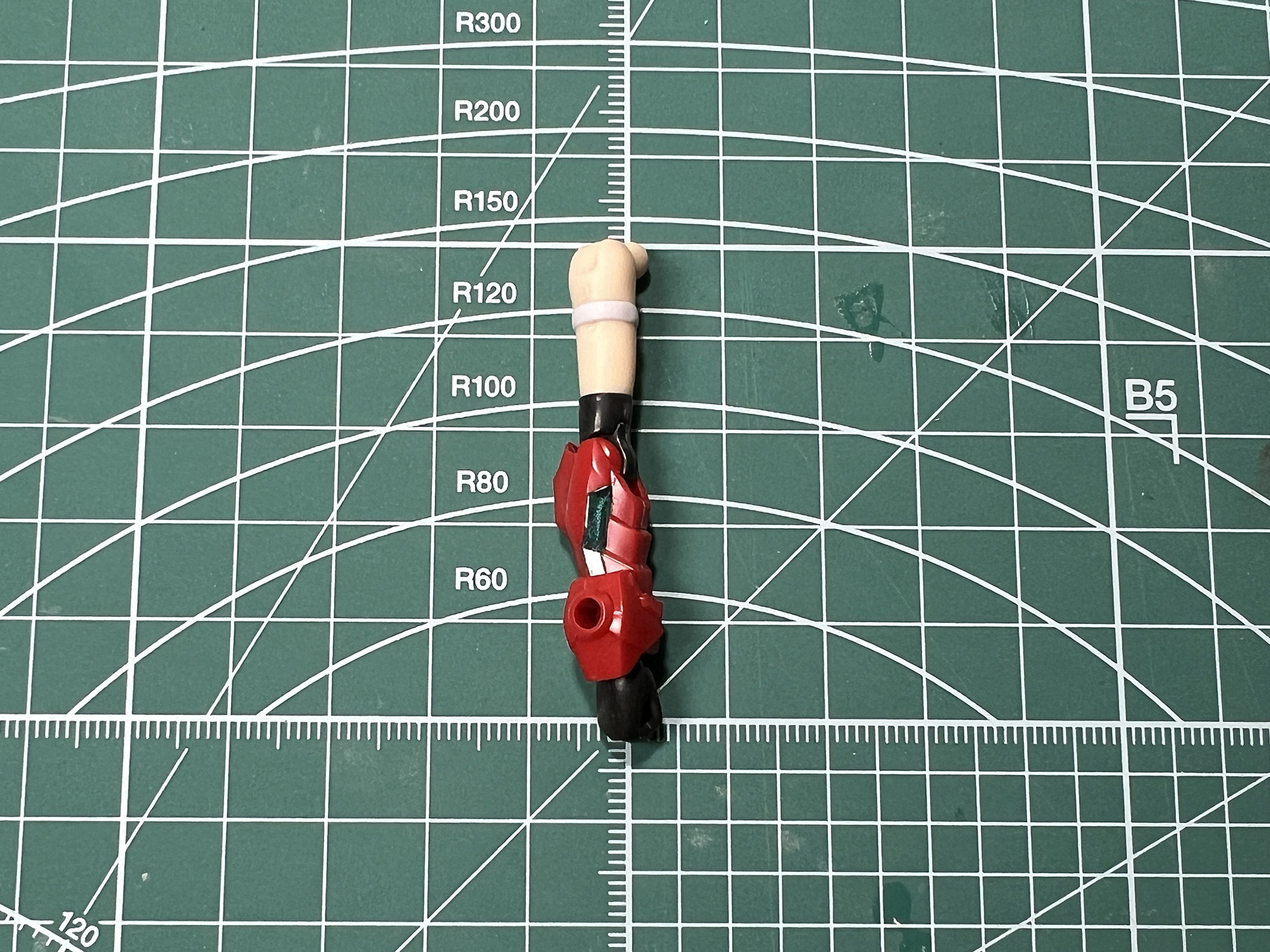 肌色の肩と手甲を備えたような前腕となっている