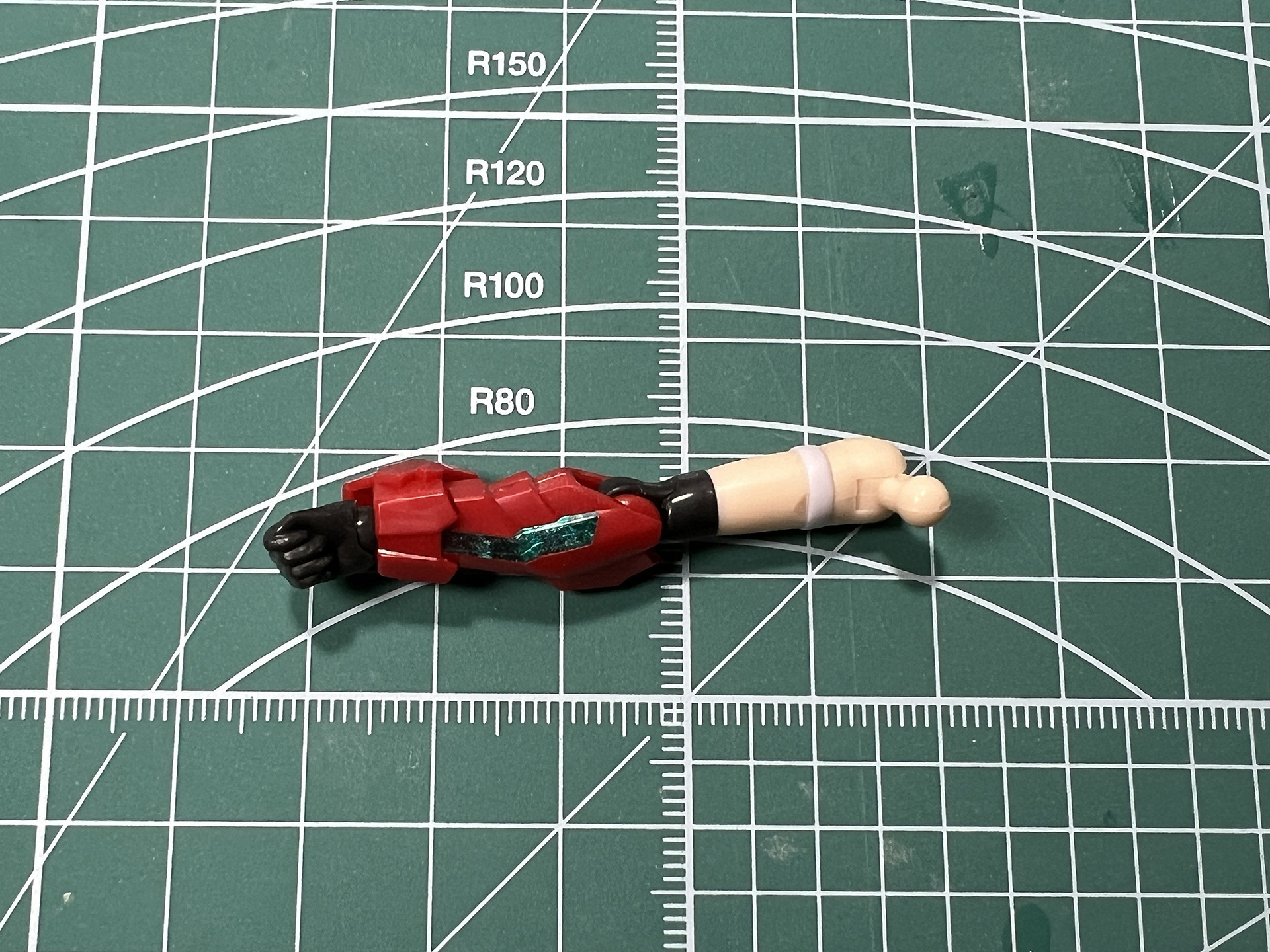 可動も肘、肩、手首。二の腕も左右へ動かすことができる