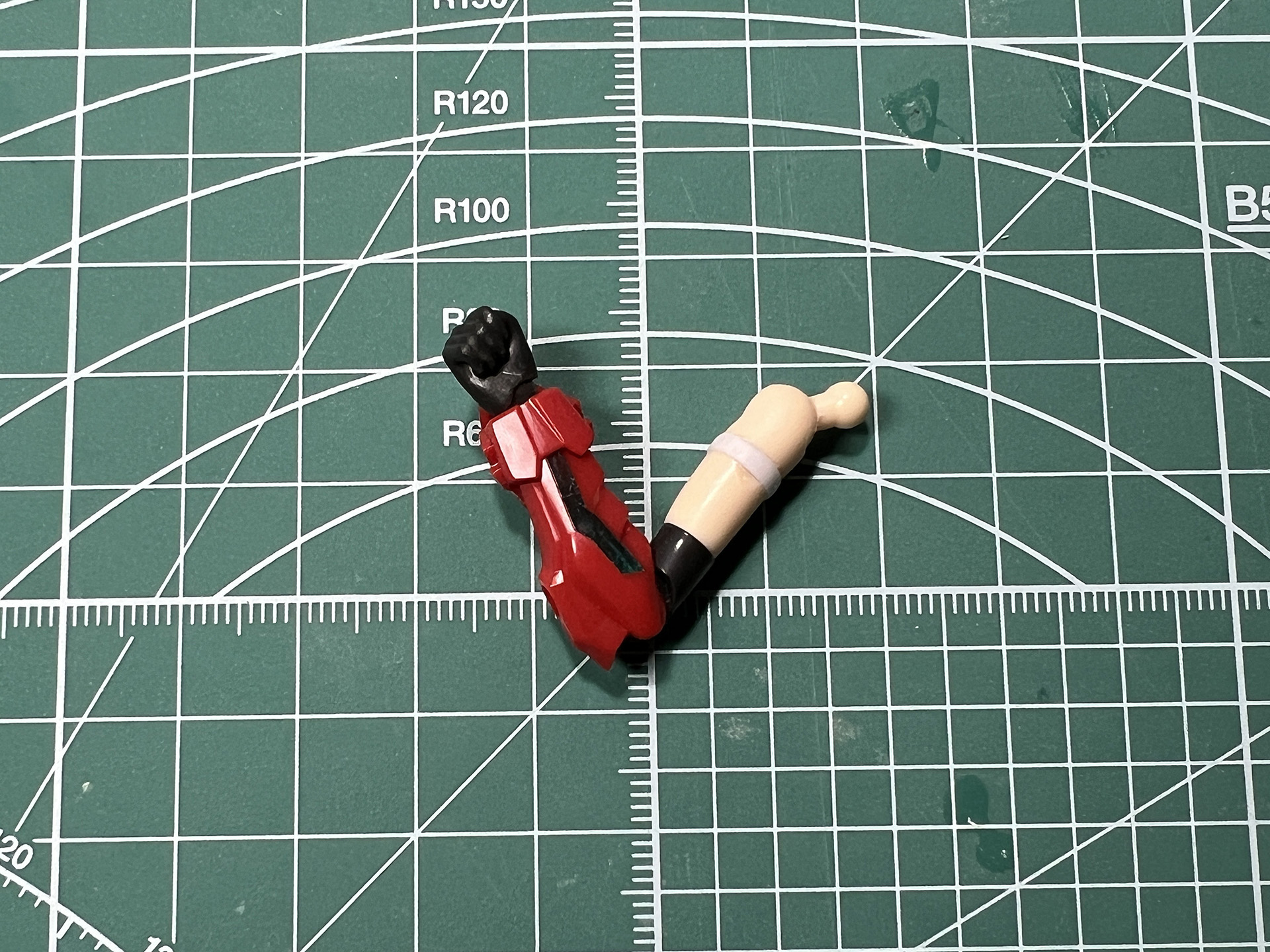 可動も肘、肩、手首。二の腕も左右へ動かすことができる