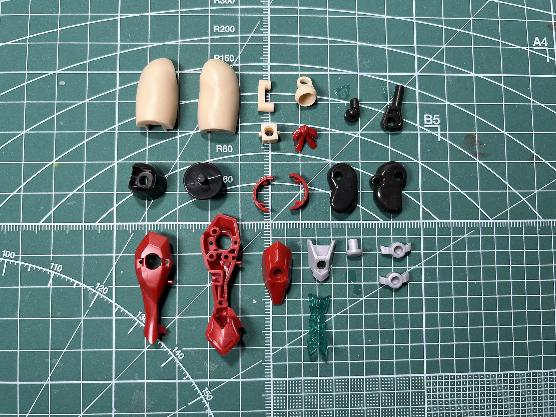 肌色、黒、赤に加え、クリアパーツなどで細かい色分けがされている