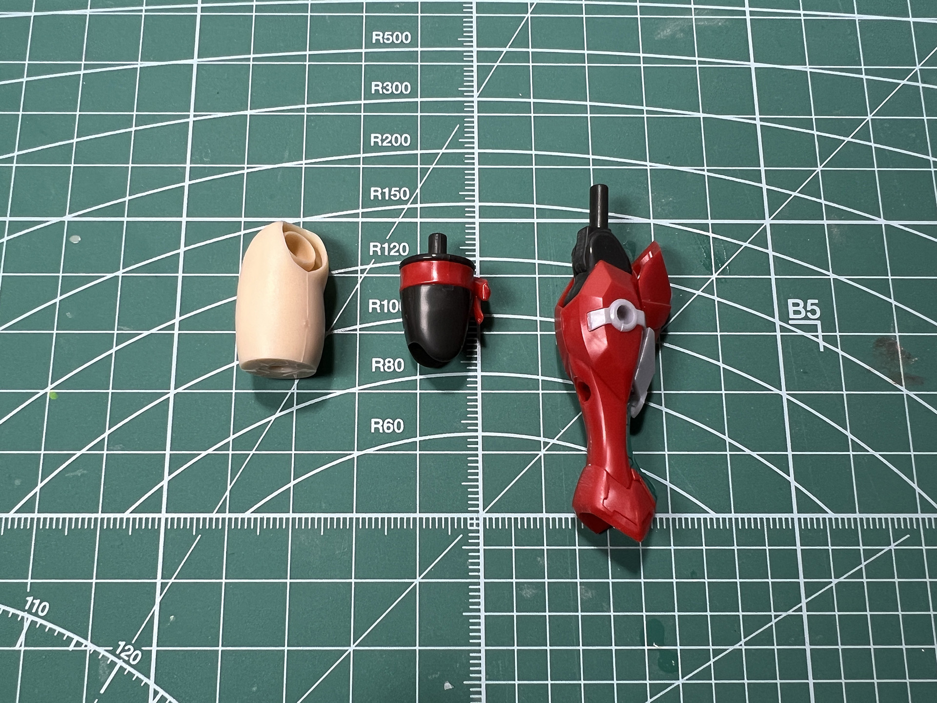 肌色、黒、赤に加え、クリアパーツなどで細かい色分けがされている