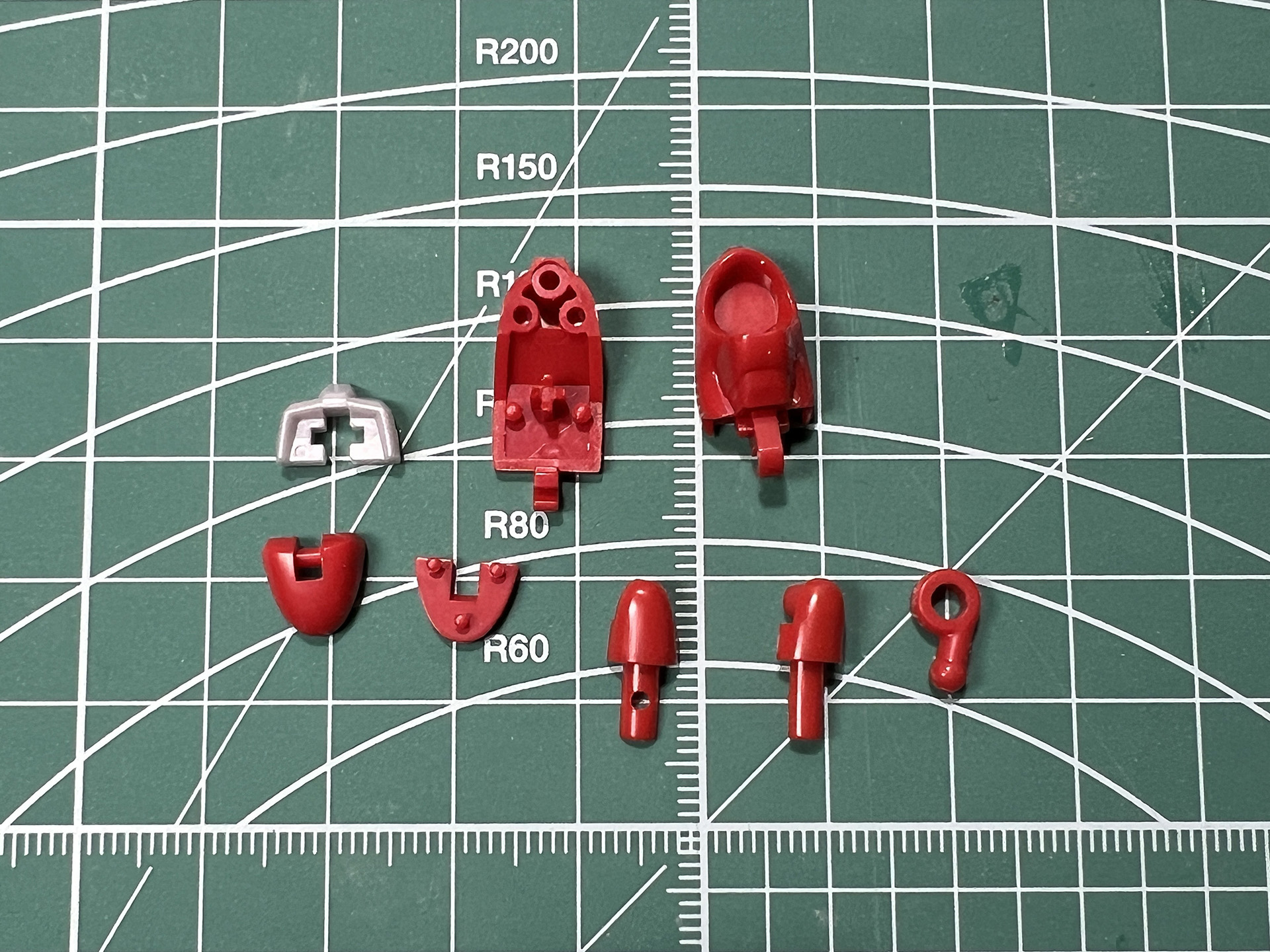 足先は足首、つま先が可動