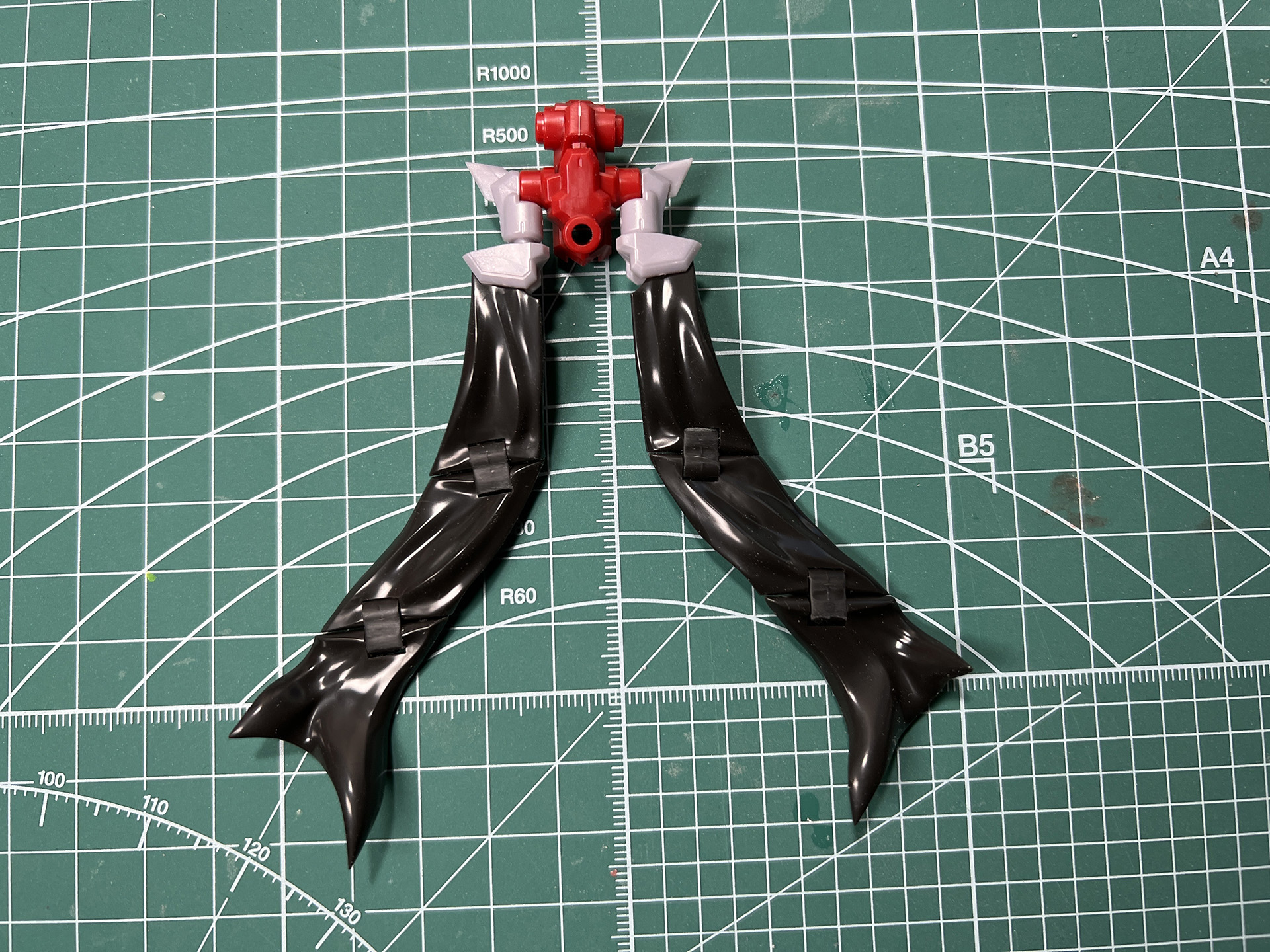 二つに伸びた帯で和のテイストが表現されている