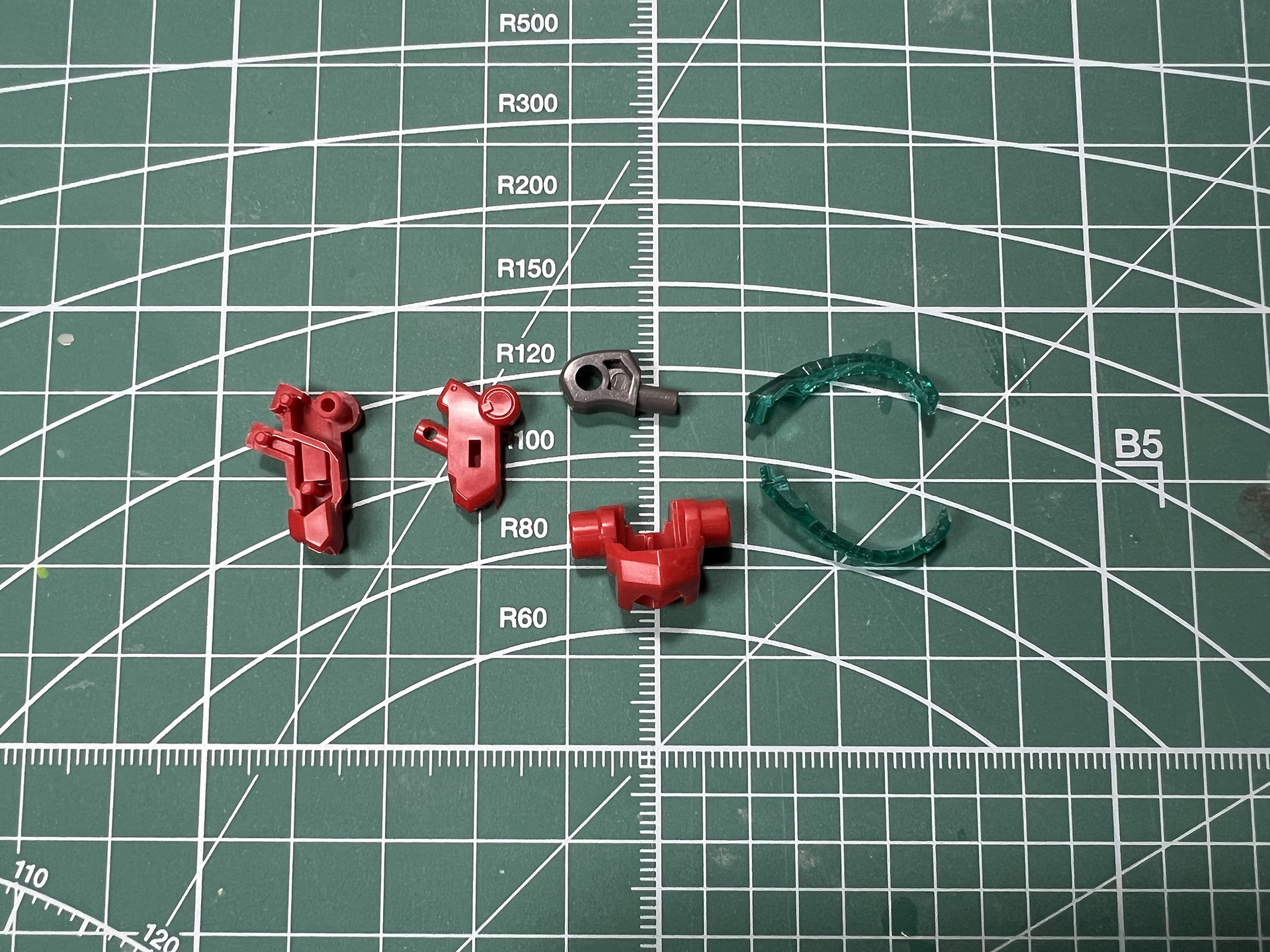 腰につけるユニットはクリアパーツが左右から回り込むようなデザインが入っている