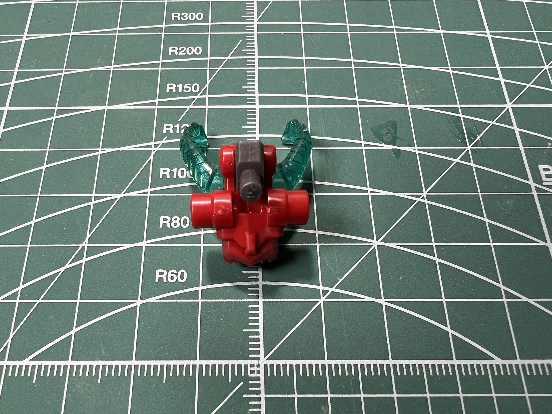 腰につけるユニットはクリアパーツが左右から回り込むようなデザインが入っている