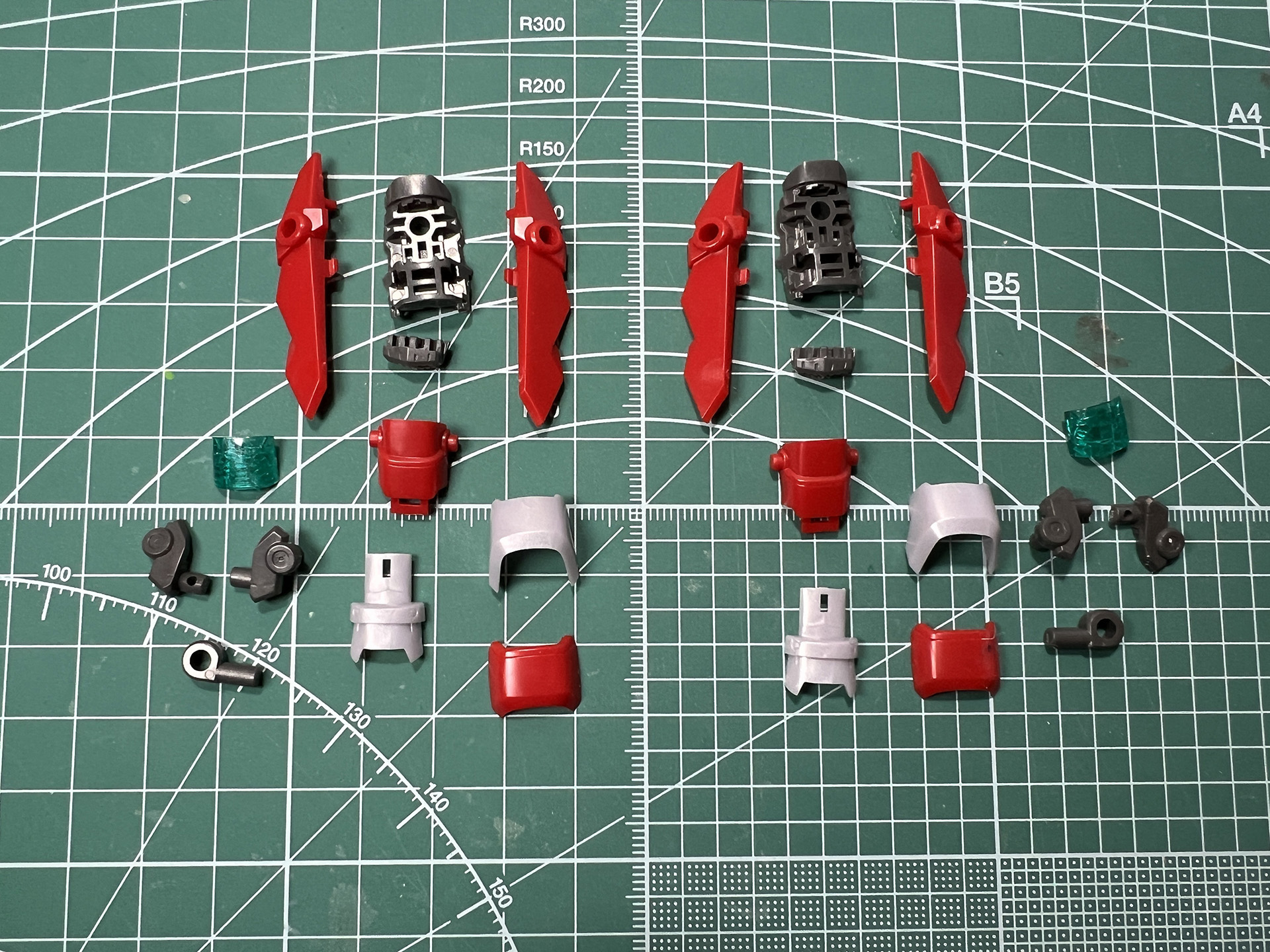 大袖のような大型ブースター。細かく色分けされ、装甲の一部を動かすことで噴射口が露出する仕組みとなっている