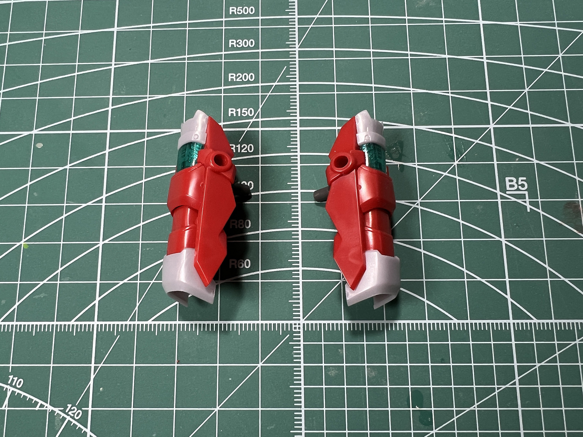 大袖のような大型ブースター。細かく色分けされ、装甲の一部を動かすことで噴射口が露出する仕組みとなっている